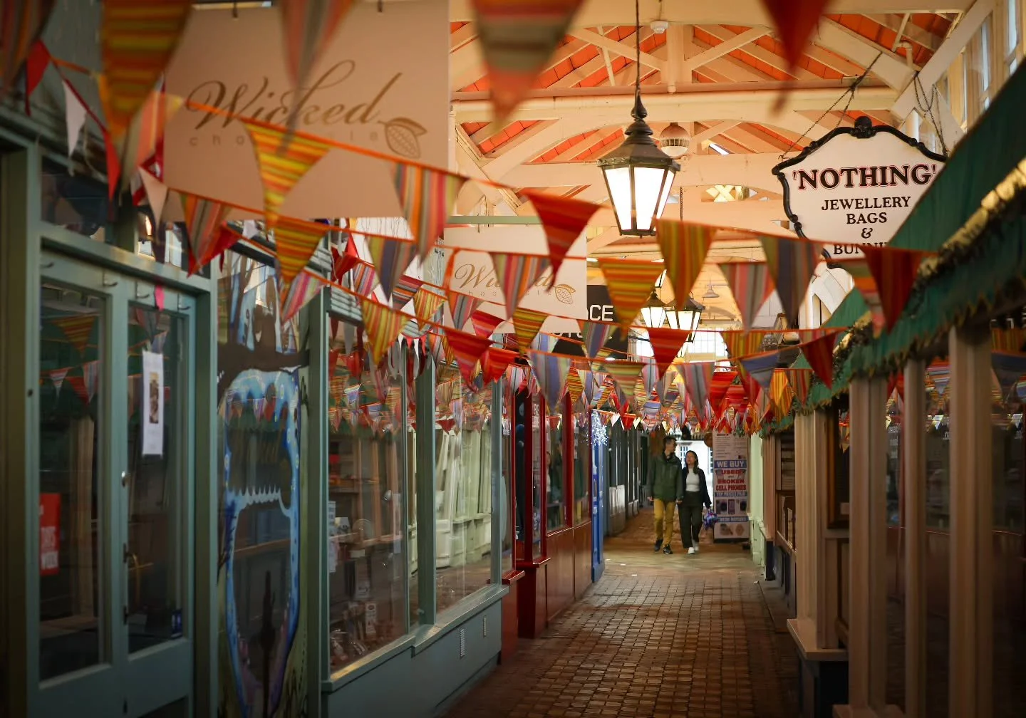 Happu Saturday!
Where will your adventures take you today?
Here's a snap I grabbed on a recent adventure to Oxford!
#photography #photographer #photo #art #beauty #Oxford #Oxfordmarket #world #weekend #travel