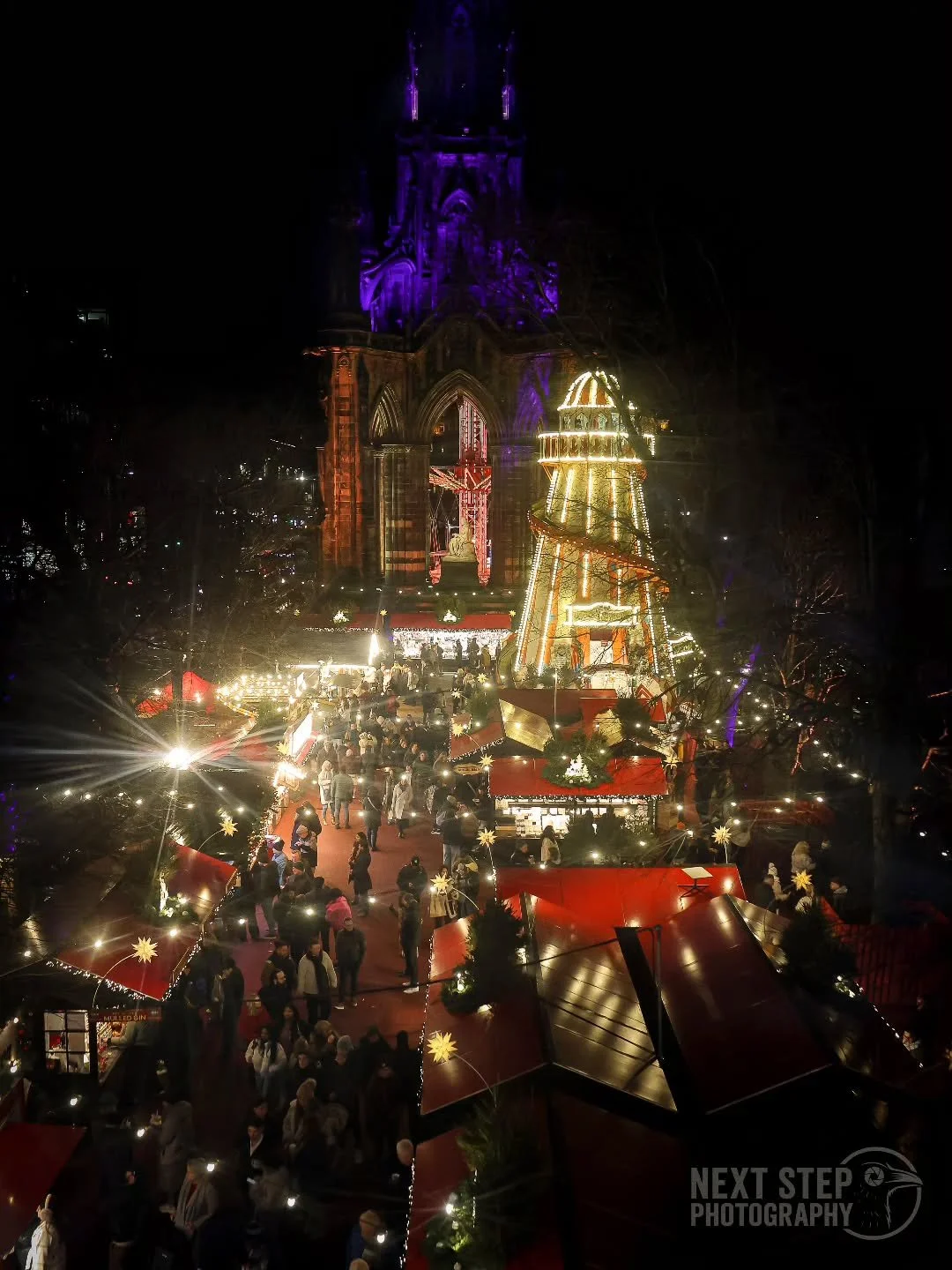 Happy Friday!

I hope you've had a great week!

Here's a shot I grabbed at the @edinburghschristmas event during my time up in Scotland for work this week! 🎄

It's always great to see so many people having fun and it really gets me in the mood for t