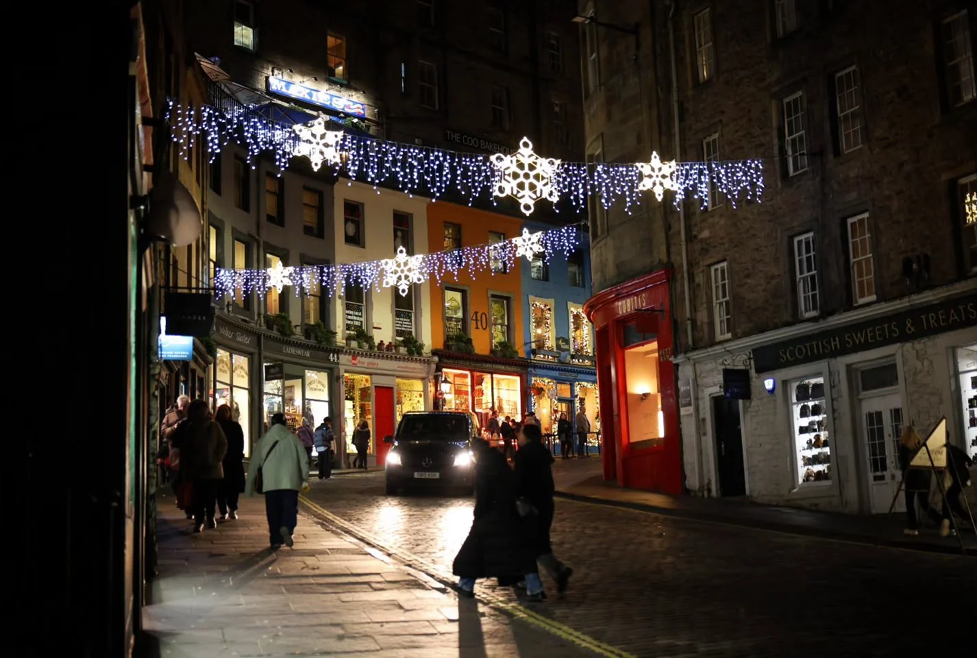 Here's another shot from a recent work trip to Edinburgh.

It's a beautiful city, filled with romantic scenes and lovely people.

I think that's one of the things I love about being a photographer, it gives you the chance to be a fly on the wall of l