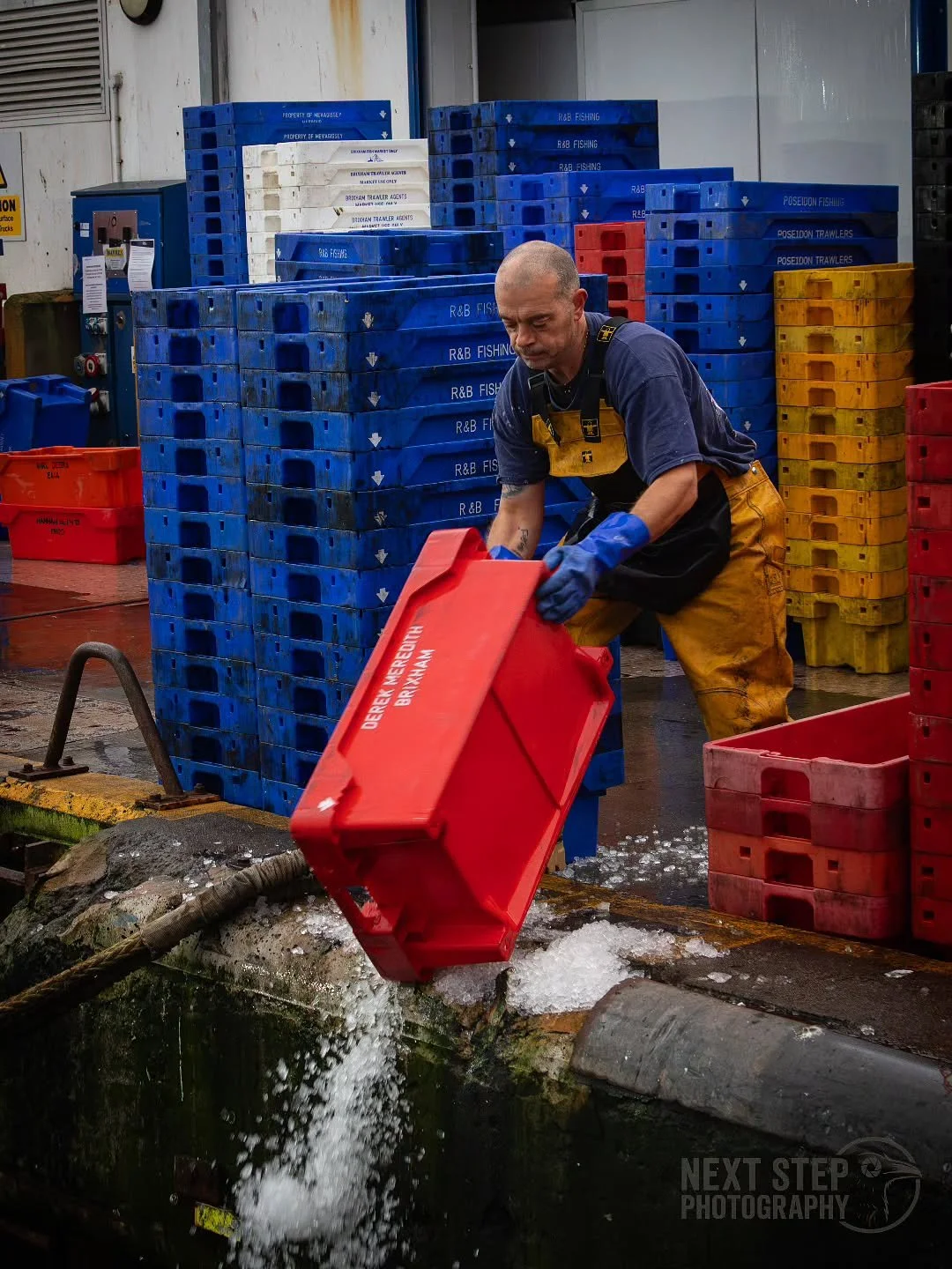 It's always fun meeting such great people when travelling.

Here's a shot of one of the fantastic guys down at @brixham_fish_market !

It was brilliant to find out more about the strong sense of community down in the South West!

#photography #Brixha