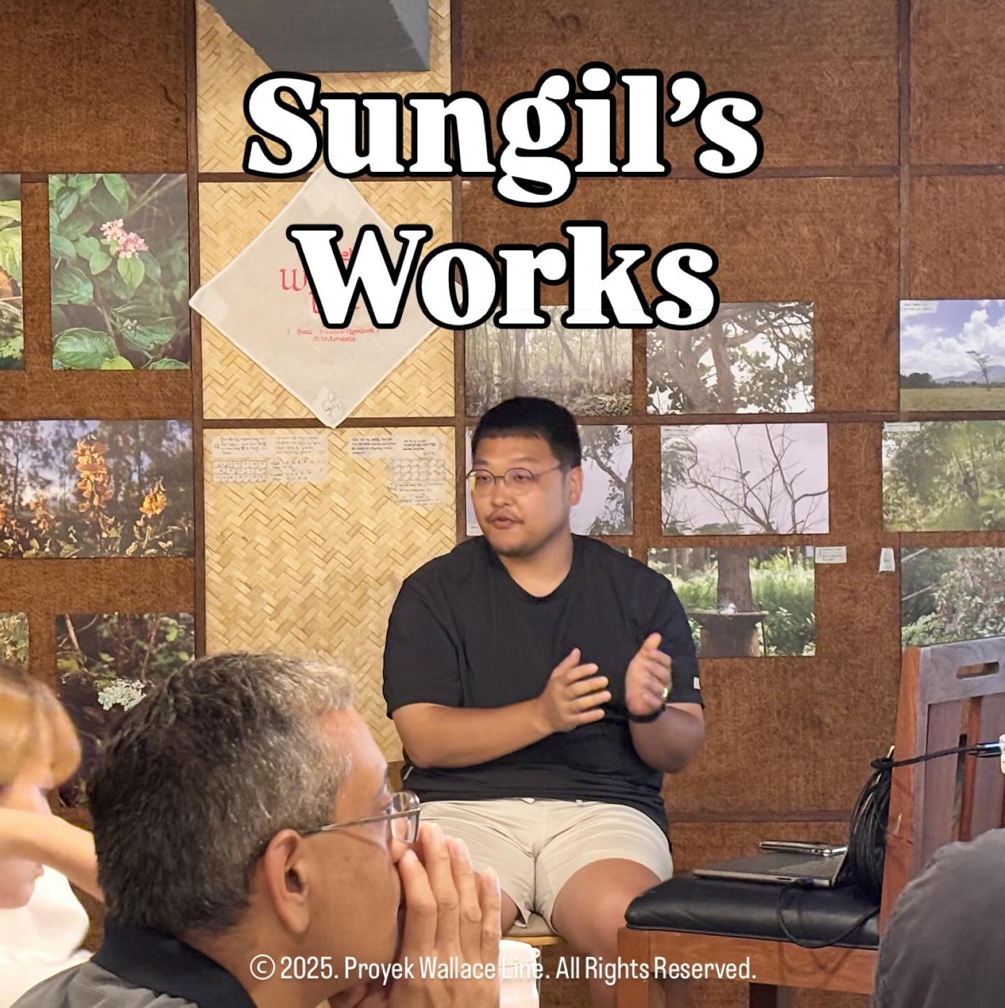 Proyek Wallace Line - Jeju Story 03

🛵 Sungil&rsquo;s Works 🛵
동남아시아 시각문화 연구자 노성일은 스쿠터로 발리와 롬복 로드트립을 하며 현지 문화를 체득했다. 이번 전시에서는 약 500km 를 달리며 찍은 영상을 소개한다. 영상은 용암이 분 출했던 화산, 검은 철가루가 가득한 바닷가, 가파른 산악 지역, 굴곡진 골짜기와 언덕에 자리잡은 계단식 논 등을 만났던 발리와 울창한 밀림, 끝없이 펼쳐진