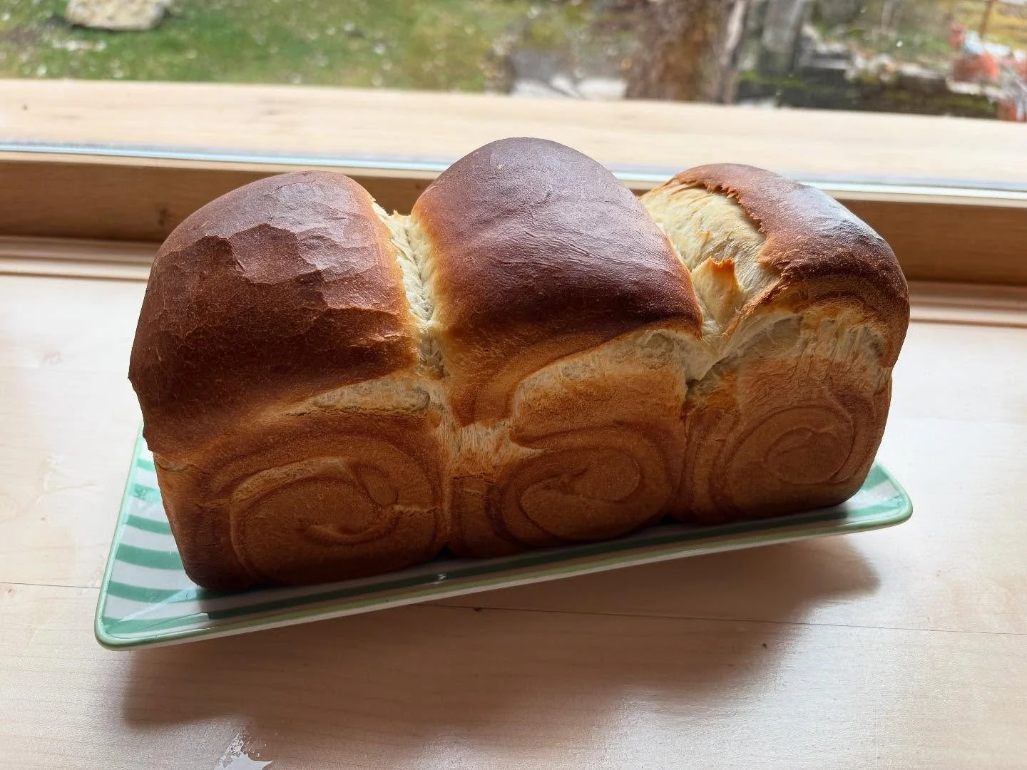 On continue la pr&eacute;sentation de nos produits avec le pain de mie japonais : une mie filante, un moelleux incroyable&hellip; n&rsquo;h&eacute;sitez pas &agrave; nous contacter ! 😉 
#bakery #paindemie #homemade #shokupan #tangzhong