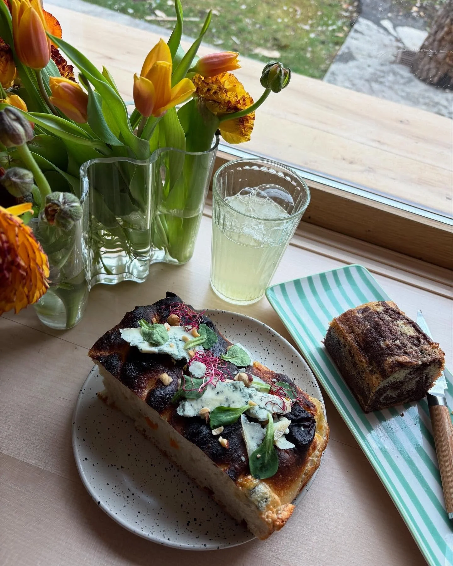 Le d&eacute;jeuner par Minka 🧡
On commence &agrave; dire au revoir gentiment &agrave; notre focaccia courge bleu, n&rsquo;&eacute;tant bient&ocirc;t plus de saison ! Je garde en m&eacute;moire ce doux sentiment de &laquo;&nbsp;nagori&nbsp;&raquo; qu