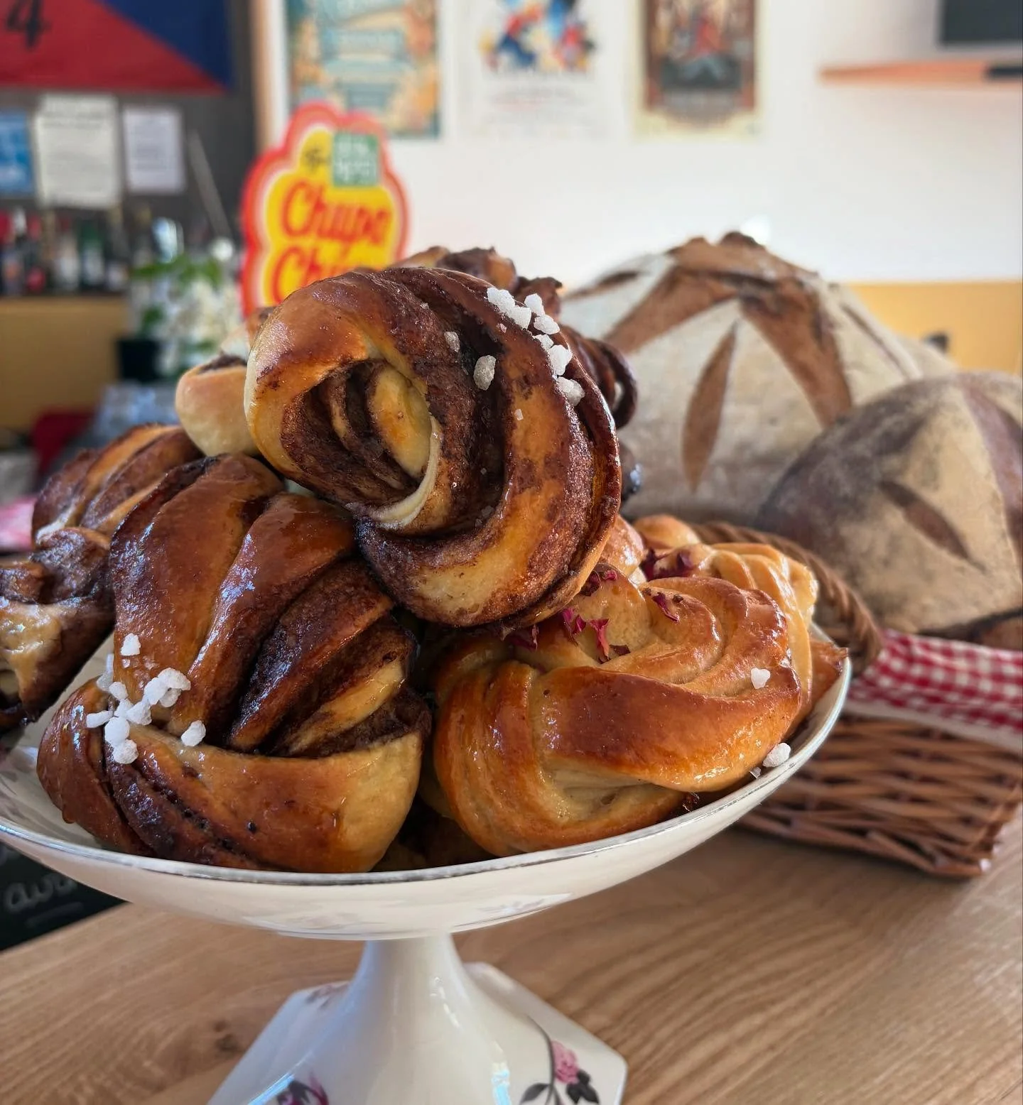 De retour sur les r&eacute;seaux ! 
Vous pouvez retrouver nos produits dans plusieurs d&eacute;p&ocirc;ts d&egrave;s &agrave; pr&eacute;sent 🤓
Envie d&rsquo;un caf&eacute;, papotage et brioche ? Rendez-vous &agrave; l&rsquo;Epicerie des couloirs aux