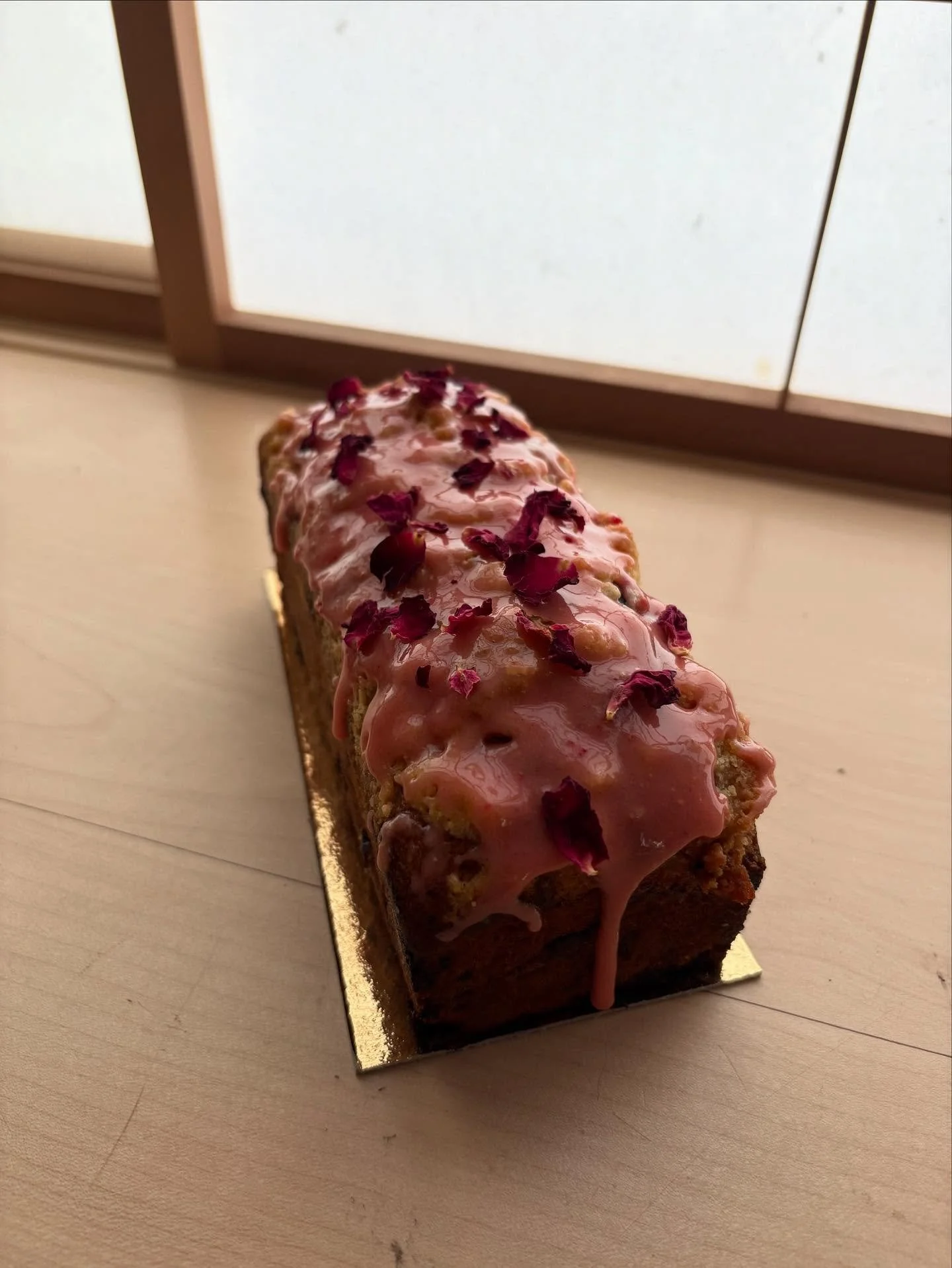Avez-vous eu l&rsquo;occasion de go&ucirc;ter nos cakes ? 

Ici, le petit dernier de l&rsquo;&eacute;t&eacute; : le cake aux fruits rouges ! 🍓🍒🍇
Un cake bien gourmand aux fruits rouges, d&eacute;licatement tremp&eacute; dans un sirop pour le moell
