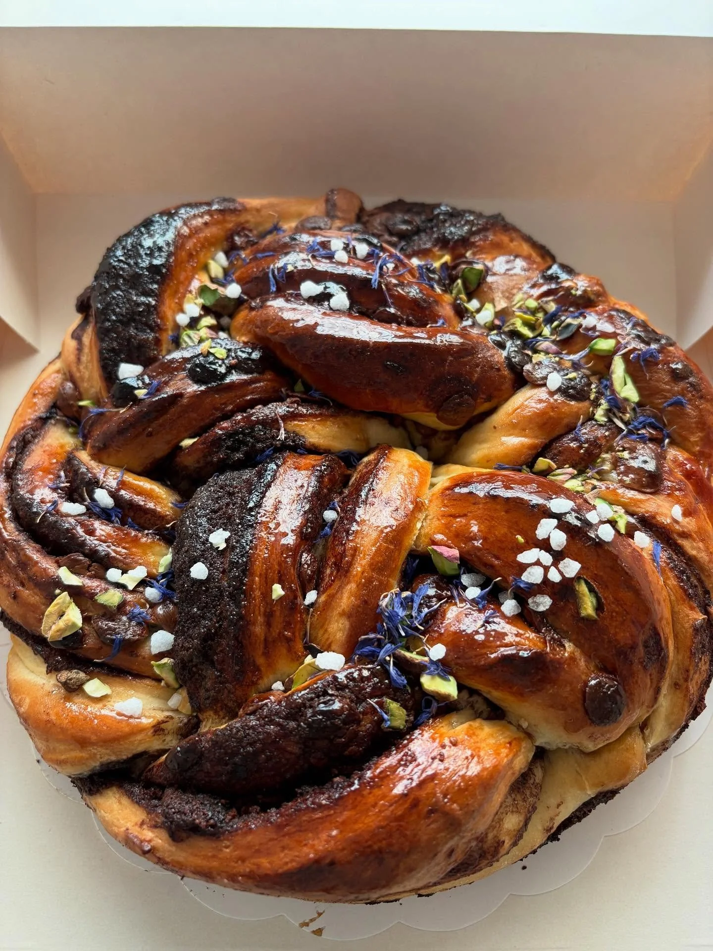 Nos brioches&hellip; &agrave; partager 😍
Ici chocolat fleur de sel et fruits rouges ❤️ 
#brioches #chocolat #fruits #bakery #homemade