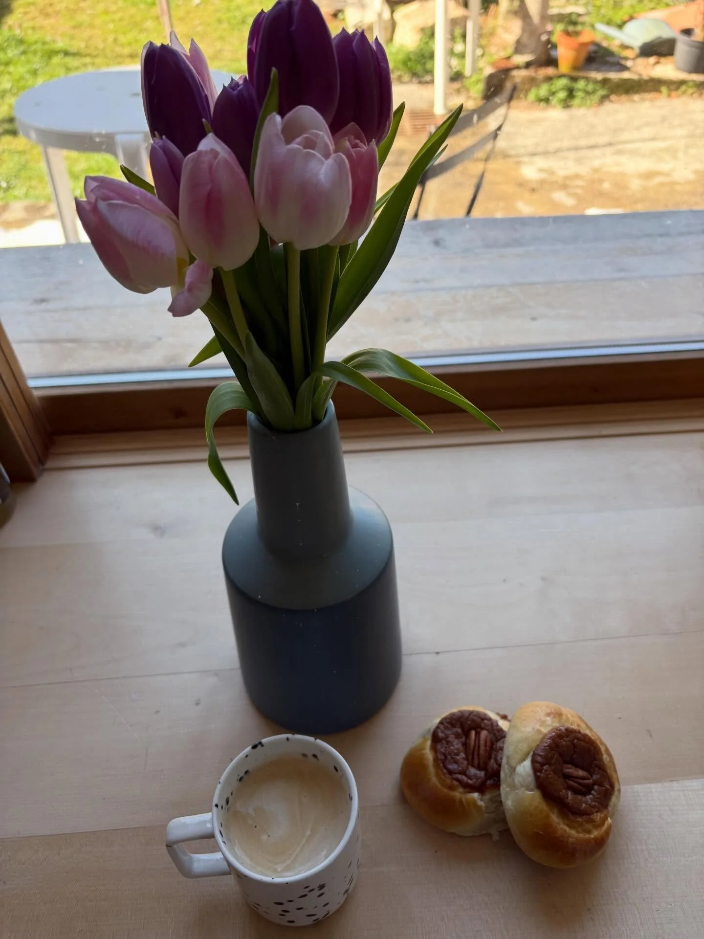 Le petit d&eacute;jeuner printanier avec Minka ! 

Nos petits buns pralin&eacute; p&eacute;can et nos petits pains p&eacute;pite de chocolat, un r&eacute;gal pour le petit d&eacute;jeuner ou le go&ucirc;ter 😍

#homemade #sourdough #bakery #bread
