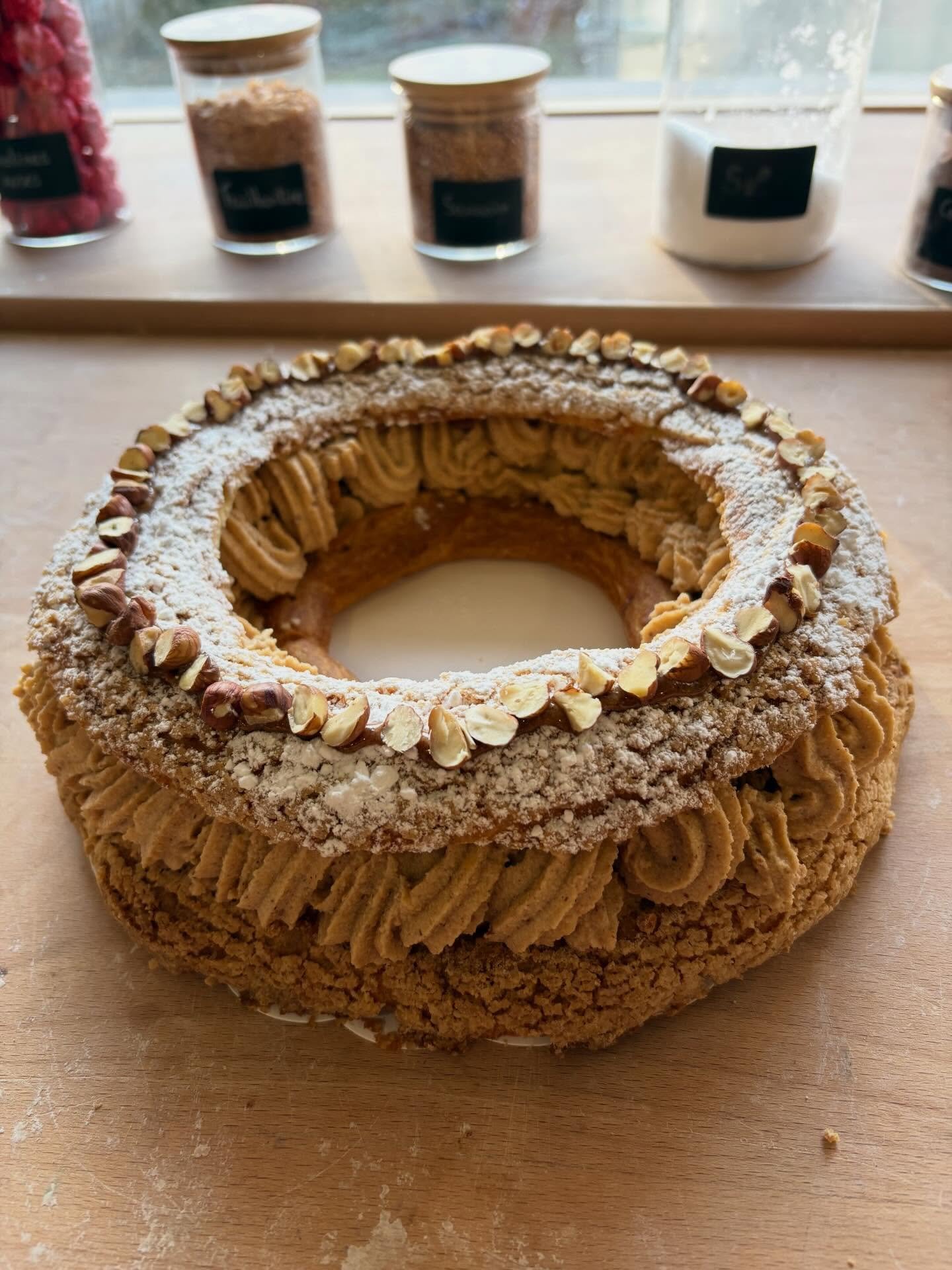 Paris Brest ✨

Notre Paris Brest tout noisette, un vrai r&eacute;gal ! 
Dispo pour vos commandes de P&acirc;ques 🐣 😉

#parisbrest #pastry #homemade #bakery