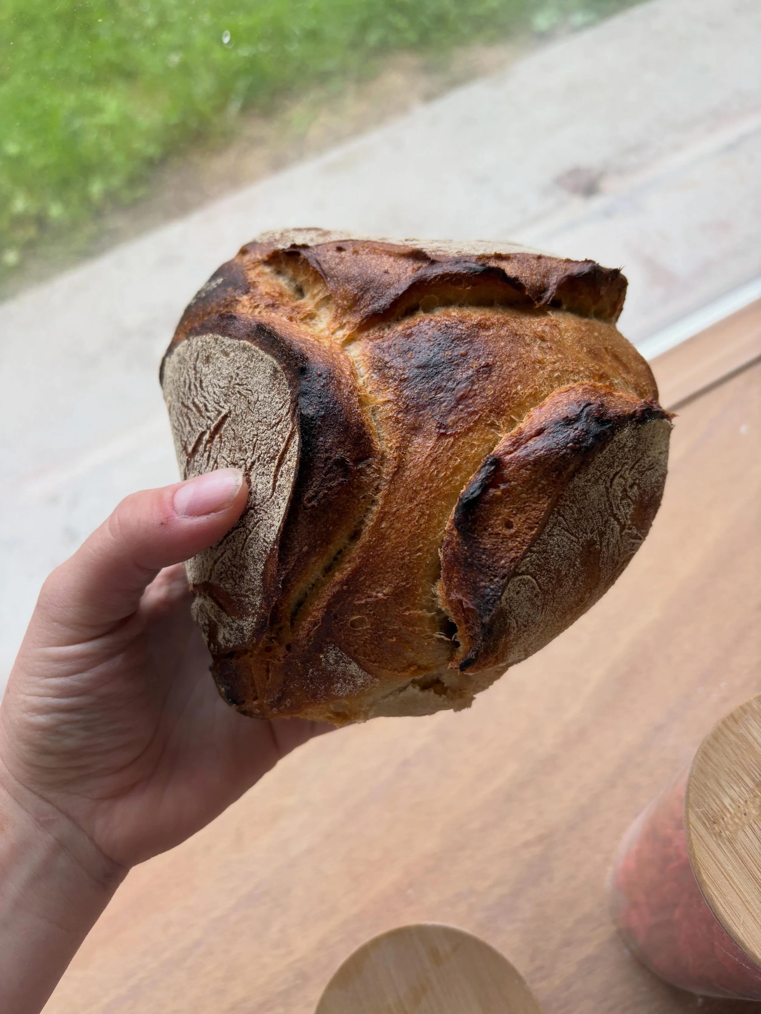Le nouveau petit pain au cidre et au caramel 🍯

Un client d&rsquo;&oelig;il &agrave; mes origines normandes 🦁

Farine de bl&eacute;, seigle, levain, cidre et caramel maison 😍

#sourdough #cider #homemade #bakery