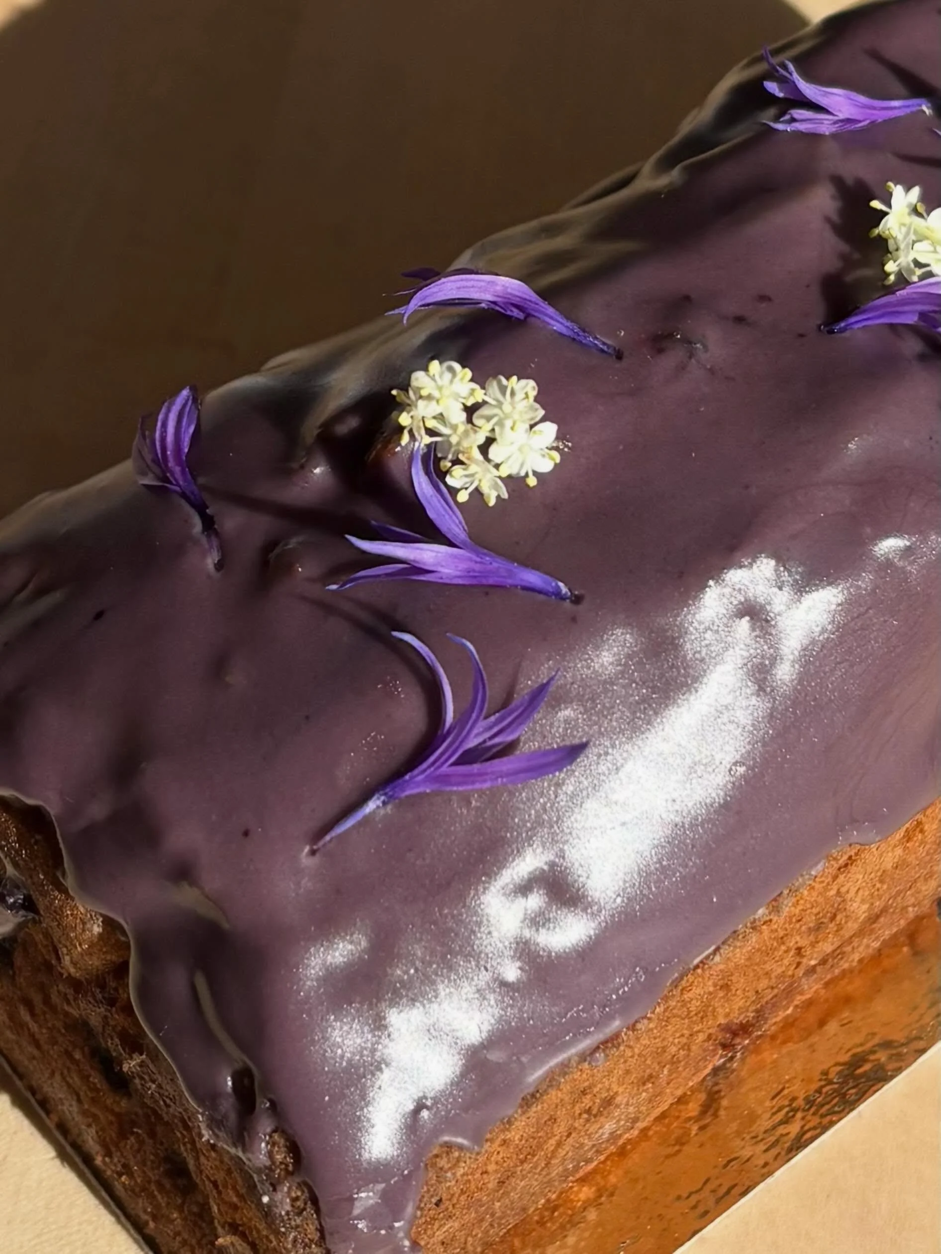 Alerte nouveau cake ! 

Le cake s&eacute;same noir / citron vert laisse sa place pour accueillir un parfum printanier. Notre nouveau cake se veut tout doux et tout bon : myrtille violette 🫐🌸

Base de cake &agrave; la myrtille, sirop &agrave; la vio
