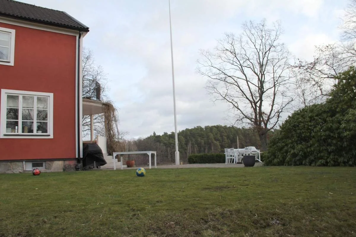 Vy över trädgården innan den gjordes om