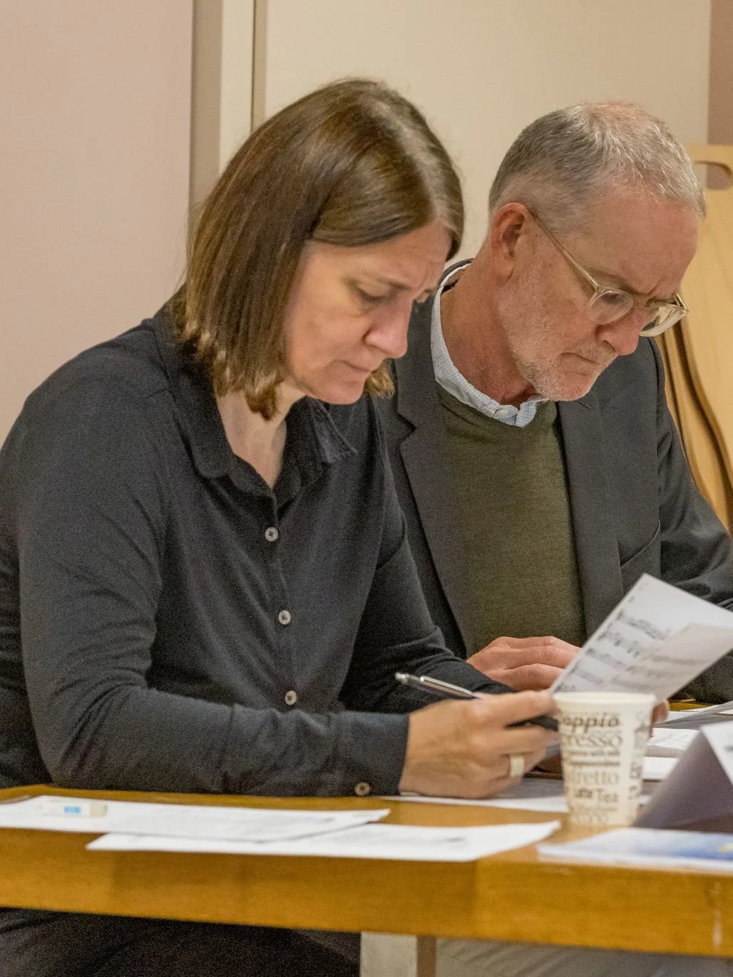 Porträt einer Frau mit kurzen braunen Haaren, weißen Hemd, vor weißem Hintergrund.