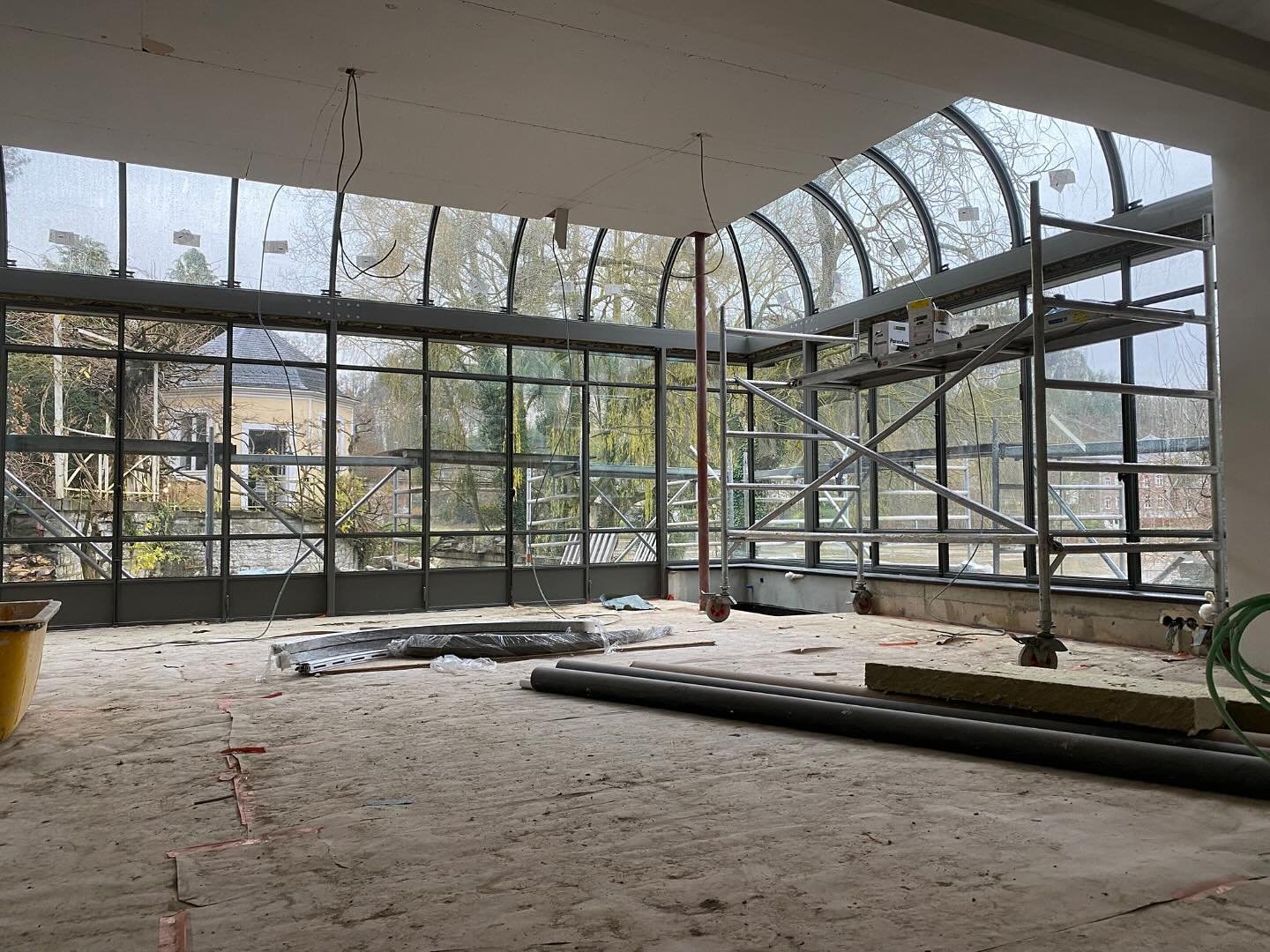 Chantier en cours. Magnifique orangerie en profil&eacute;s acier &agrave; rupture de pont thermique. &Eacute;tude, Fabrication, Thermolaquage et pose par nos soins. On adore. 

Conception du projet par @trioarchitecture77 . Un vrai plaisir de travail