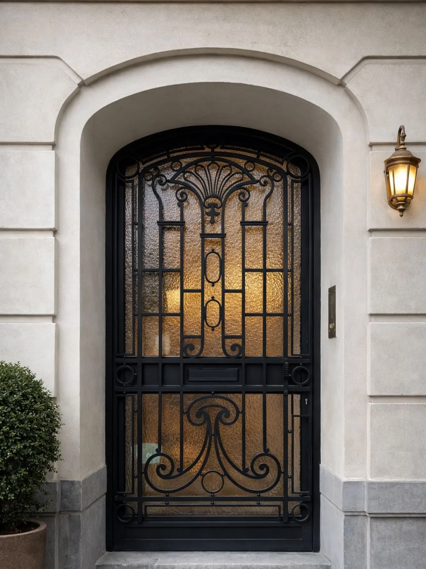 Bruxelles. Nouvelle porte en acier isol&eacute;e, en r&eacute;cup&eacute;rant les &eacute;l&eacute;ments de ferronnerie de la porte originale. On aime 🥰. @forsterprofiles @etsbouton #architecture