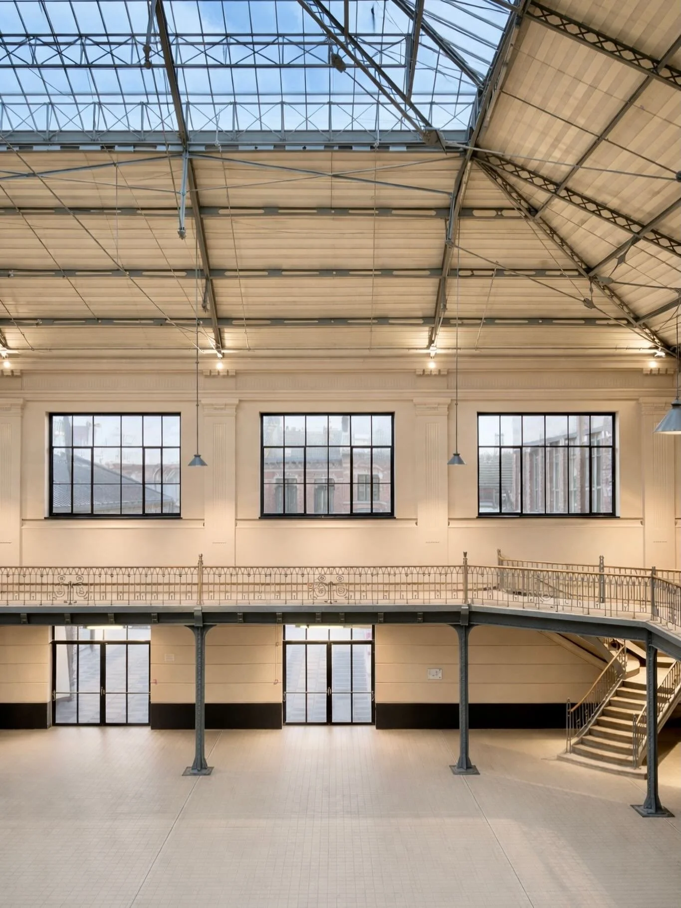 Sobres et &eacute;l&eacute;gantes, nos belles fen&ecirc;tres en acier @forsterprofiles. On dirait pas, mais ces belles portes et menuiseries en acier font plus de 3 m&egrave;tres de haut! 

.
.
#architechture #steel #door #window #elegance