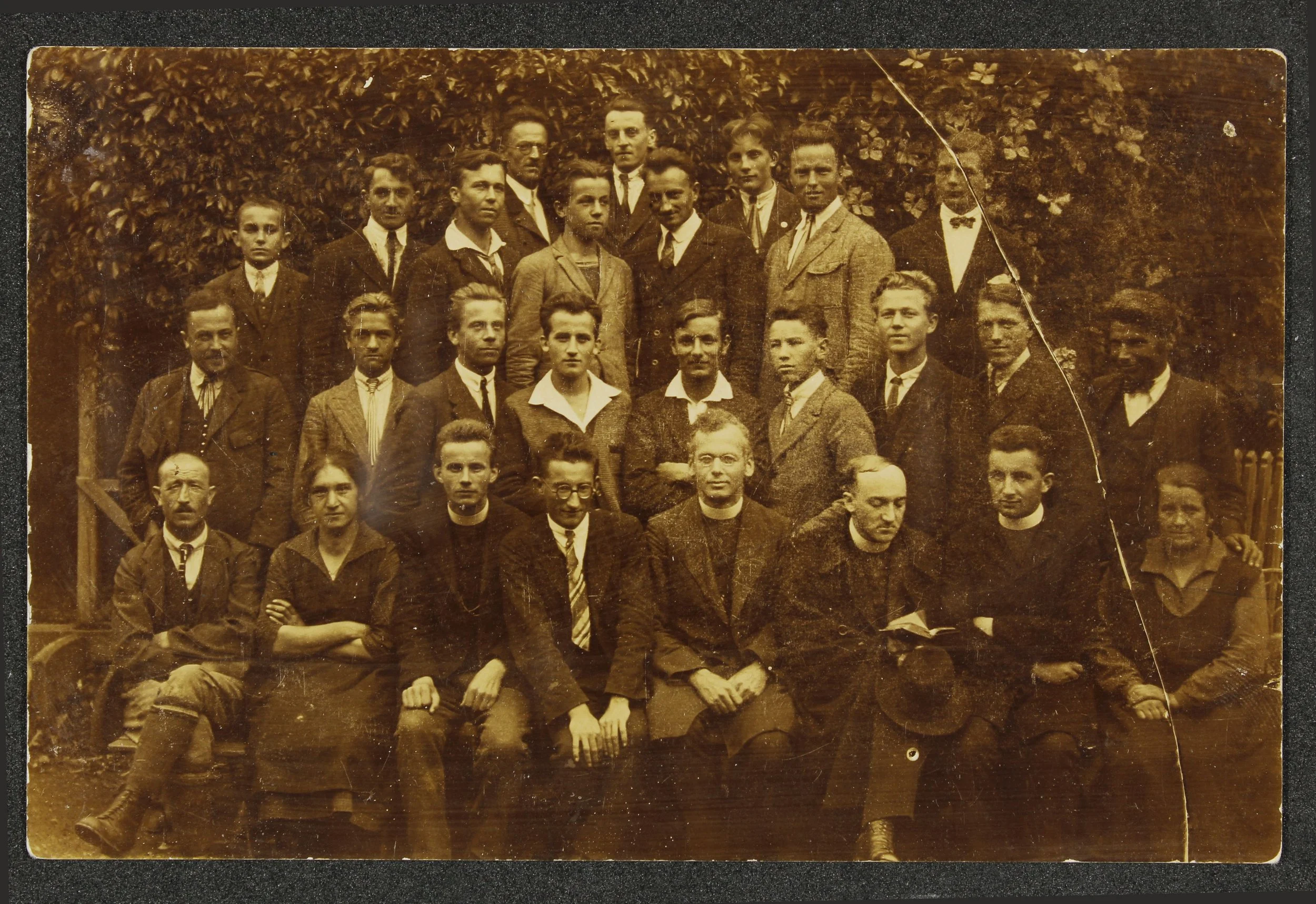   Udeleženci dijaškega sestanka v Selah (Zell) 25. in 26. avgusta 1925, na katerem je kot predavatelj nastopil tudi Joško Tischler (prvi z leve v drugi vrsti) &nbsp; |&nbsp; Teilnehmer am Studententreffen in Zell (Sele) am 25. und 26. August 1925, be