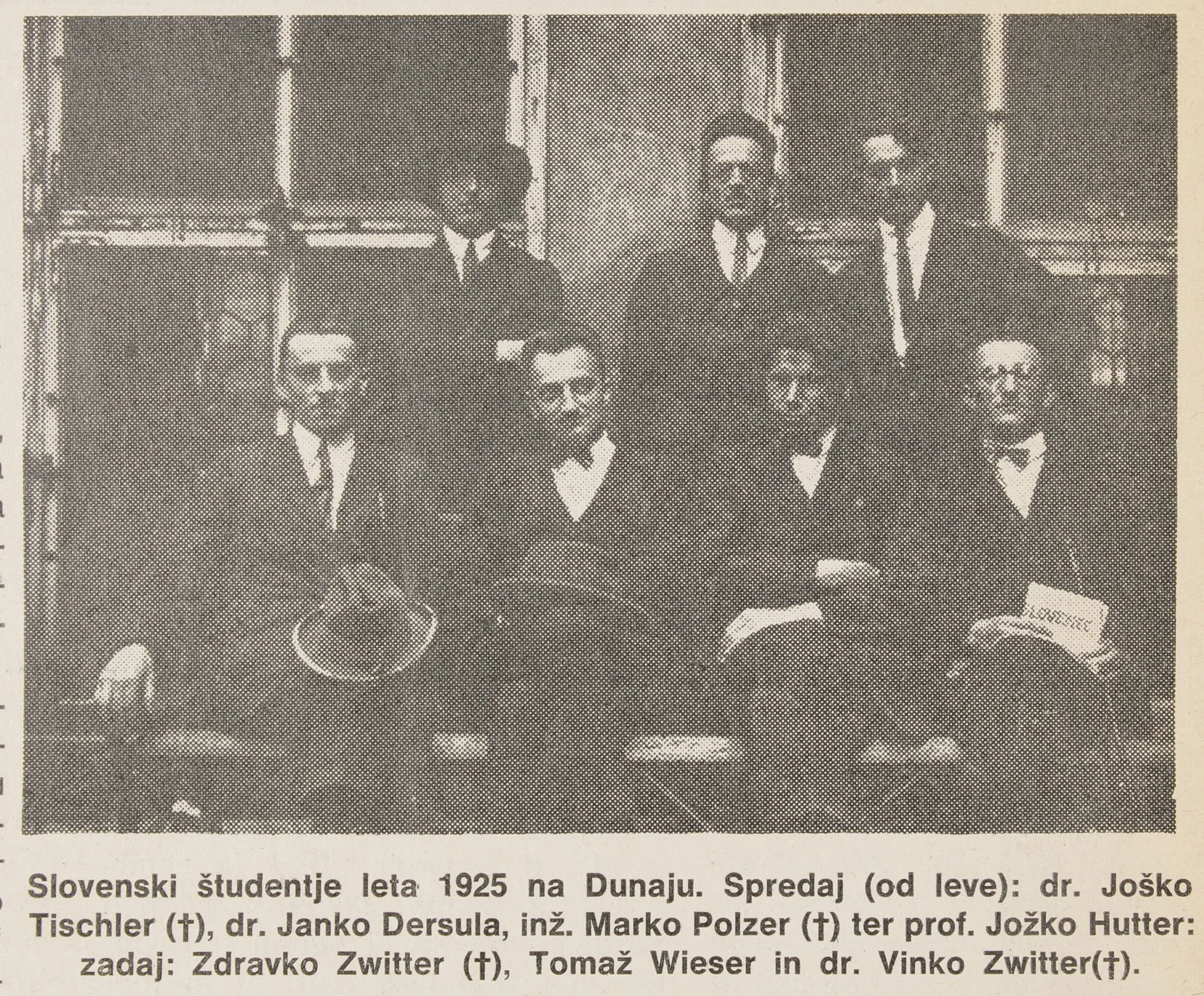   Joško Tischler (spredaj prvi z leve) v skupini slovenskih študentov na Dunaju leta 1925. /    Joško Tischler (vorne 1. von links) in einer Gruppe slowenischer Studenten in Wien im Jahre 1925. (Naš tednik, 24. 1. 1979)  