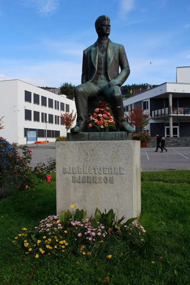Bjørnstjerne med blomsterbukett.jpeg