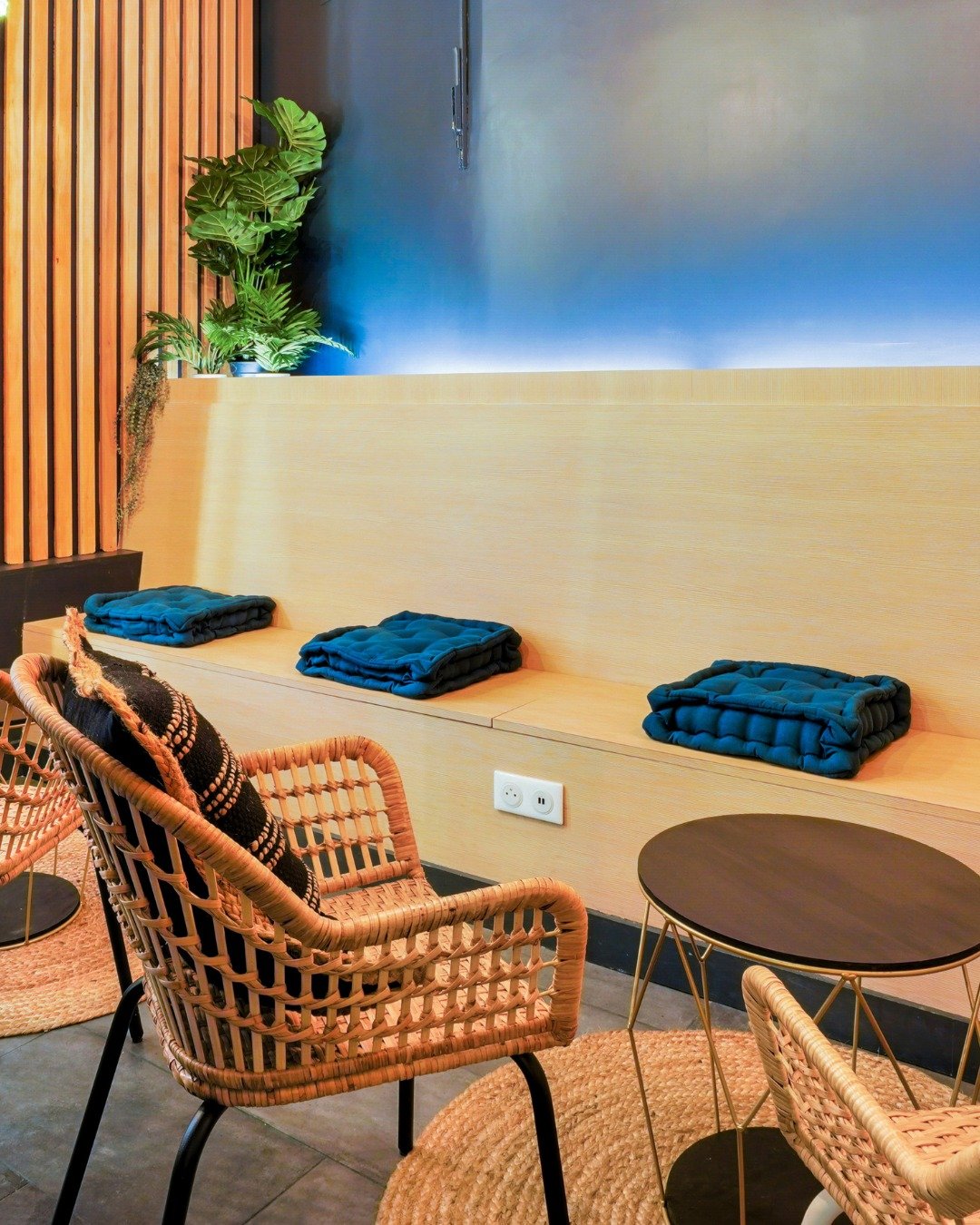 Paris 11 &ndash; Local Bubble Tea

Une ambiance fra&icirc;che et chaleureuse
Un espace pens&eacute; pour accueillir, se d&eacute;tendre, &eacute;changer. Bois clair, lumi&egrave;re douce et touches v&eacute;g&eacute;tales composent un d&eacute;cor ap