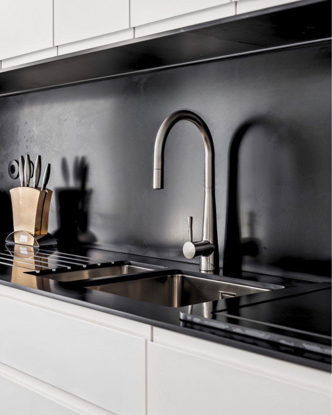 Projet Paris 20 &ndash; Cuisine contemporaine
🖤 Sobri&eacute;t&eacute; haut de gamme
Un noir profond pour la cr&eacute;dence, des lignes tendues, une robinetterie haut de gamme : ici chaque &eacute;l&eacute;ment affirme son &eacute;l&eacute;gance.
U