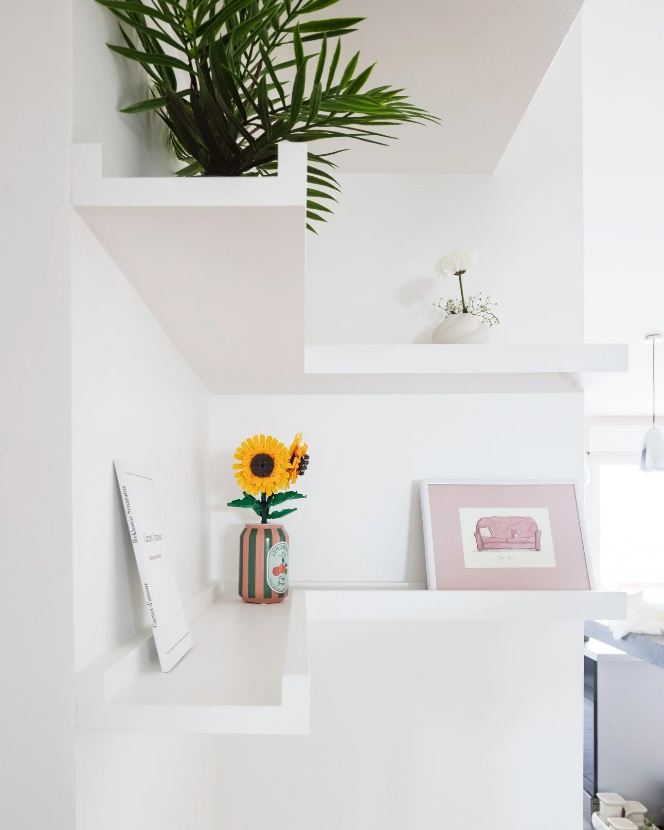 Un jeu de lignes et de volumes dans cet espace suspendu, &agrave; la fois d&eacute;coratif et fonctionnel.
&Eacute;tag&egrave;res ouvertes, objets choisis, et une ambiance douce dans l&rsquo;entr&eacute;e.
Simple et graphique.

#&Eacute;tag&egrave;re