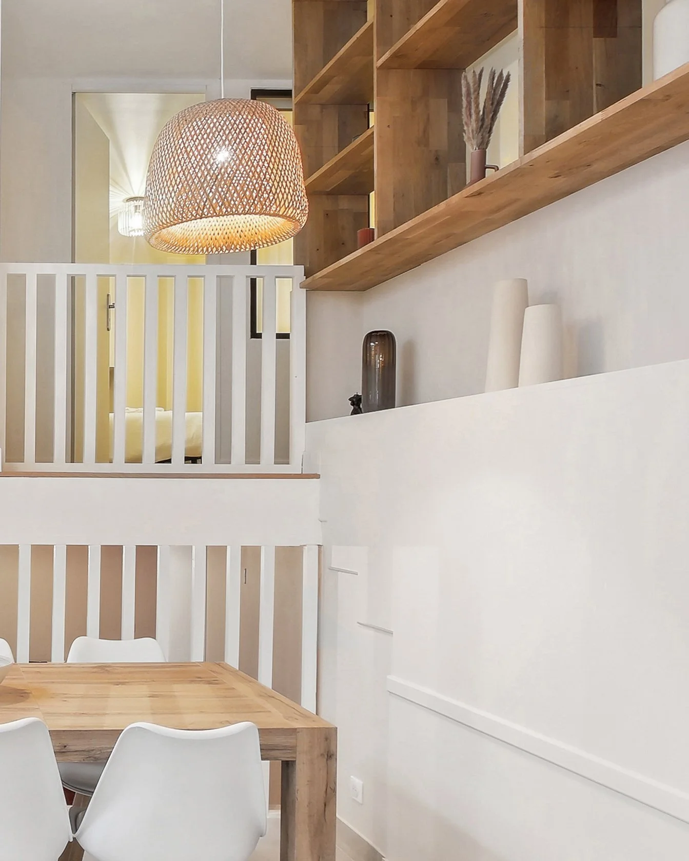 Agencement double hauteur

Le meuble se prolonge pour structurer l&rsquo;espace en double hauteur : entre &eacute;tag&egrave;res ouvertes et rangements pleins, un &eacute;quilibre de volumes au service du lieu.

#doublehauteur #loft  #architectureint
