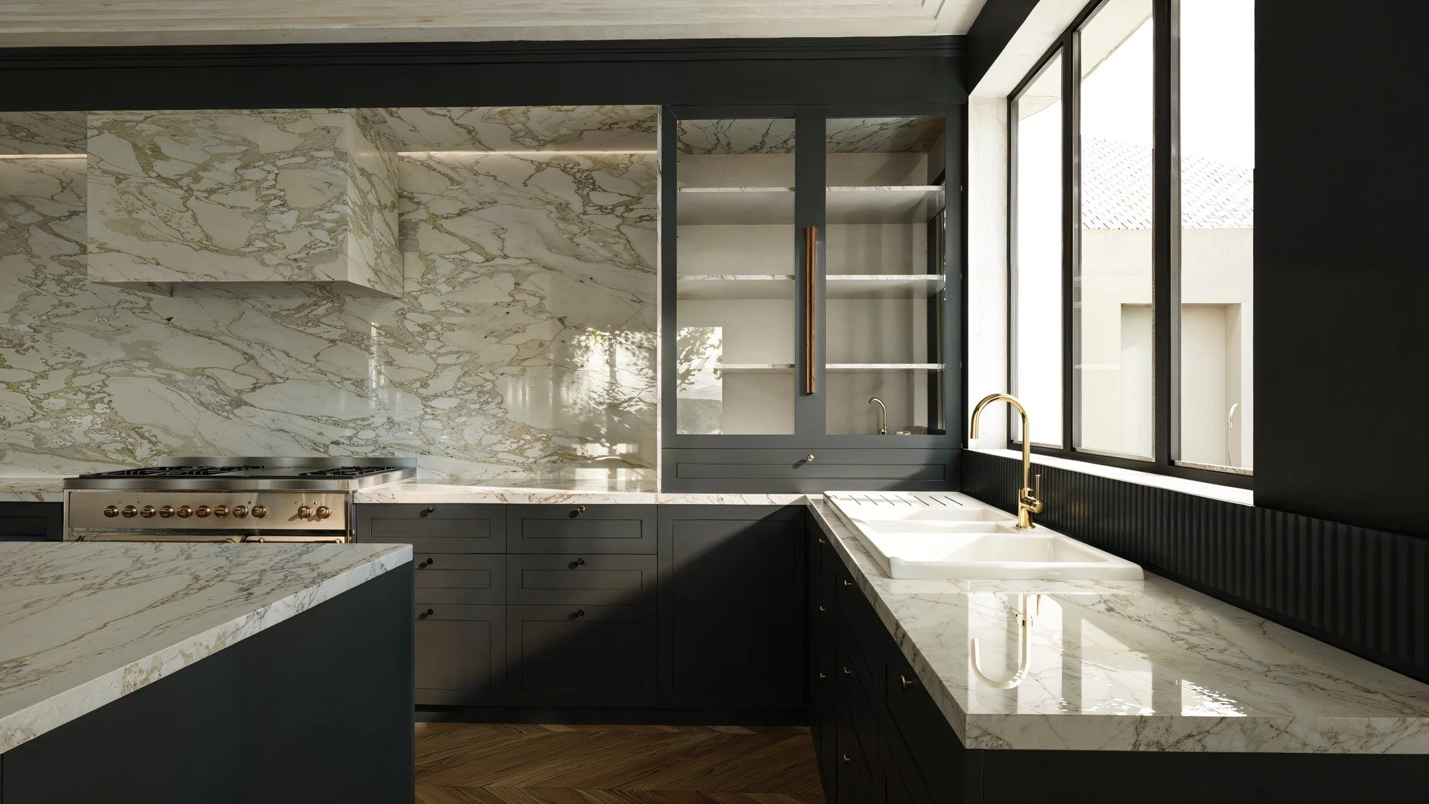 Fa&ccedil;ades sombres, robinetterie dor&eacute;e et marbre lumineux.
Un jeu de contrastes ma&icirc;tris&eacute; qui incarne l&rsquo;&eacute;l&eacute;gance discr&egrave;te ch&egrave;re &agrave; notre agence.

#cuisine #surmesure #constructionneuve #n