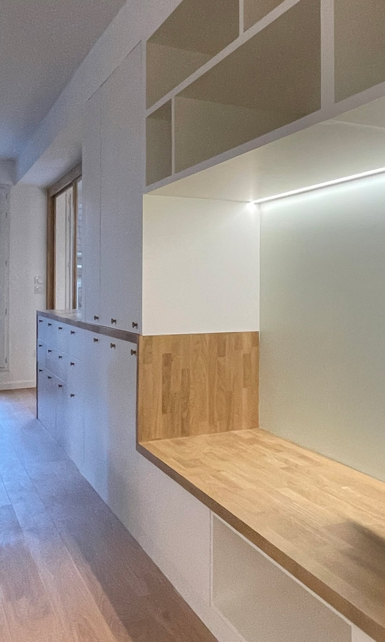 Une banquette int&eacute;gr&eacute;e et des rangements dessin&eacute;s au millim&egrave;tre.
Le ch&ecirc;ne massif et le blanc s&rsquo;&eacute;quilibrent pour cr&eacute;er un espace &agrave; la fois accueillant et fonctionnel.

#menuiseries #surmesur