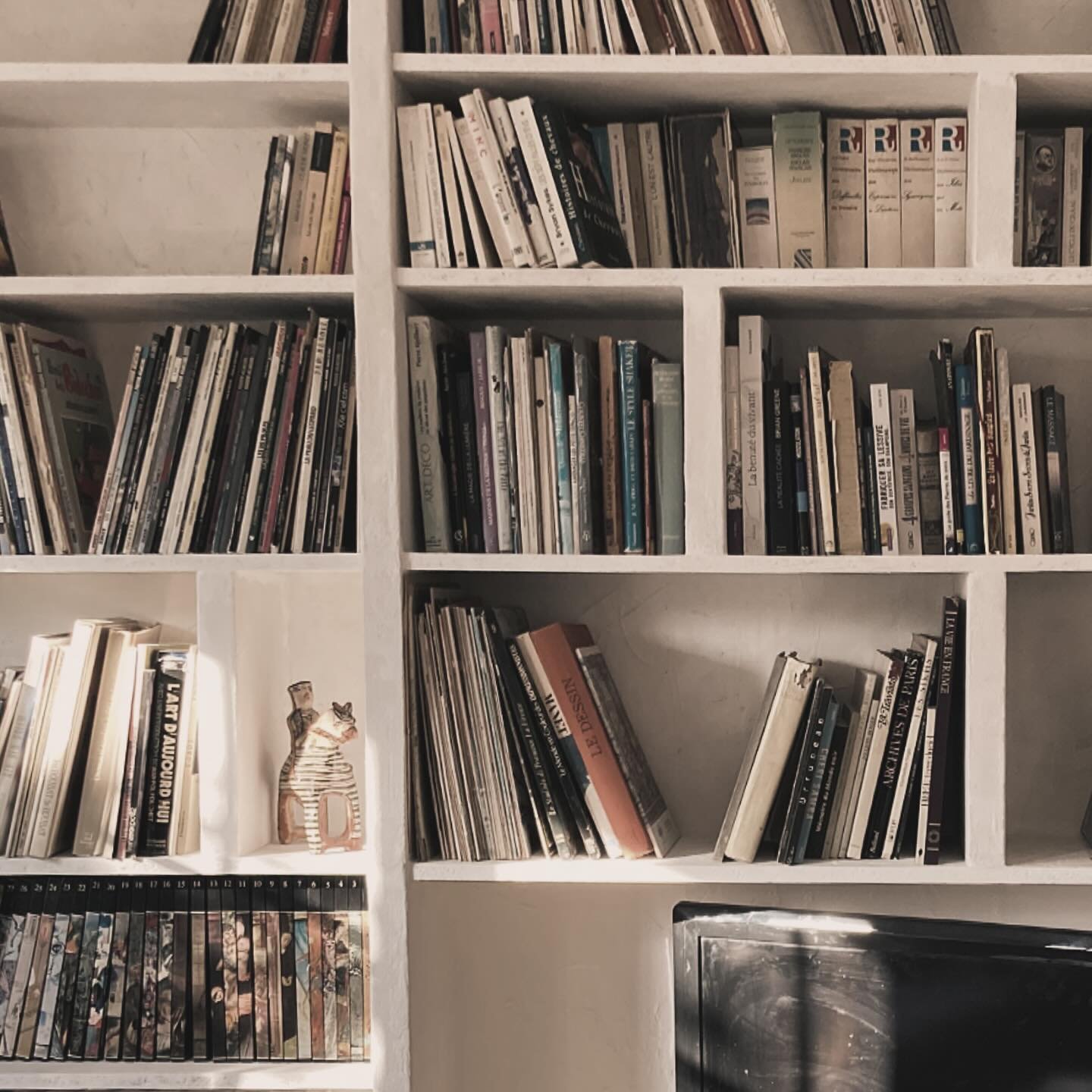 Une nouvelle biblioth&egrave;que r&eacute;alis&eacute;e en bois et syporex. Dans ce projet nous avons utilis&eacute; un m&eacute;lange fait maison de deux peintures associ&eacute;es &agrave; du bicarbonate de soude ce qui donne des nuances et une tex