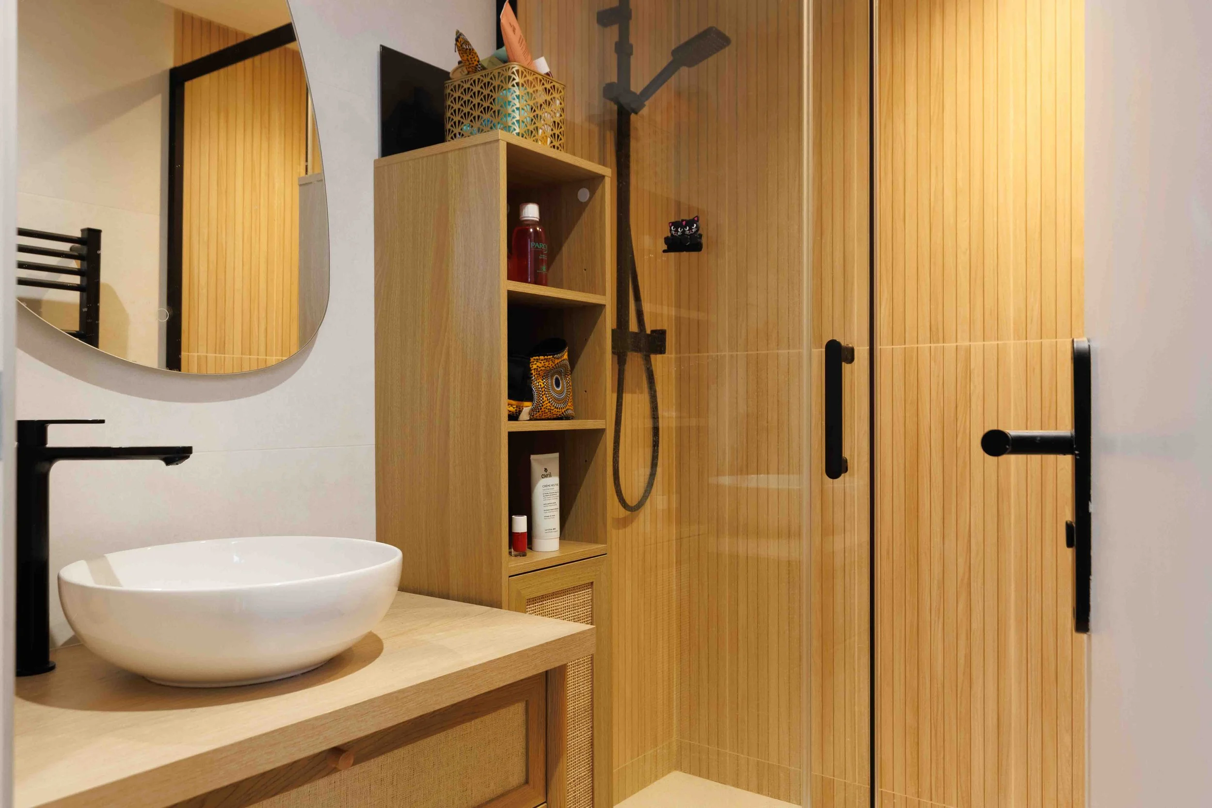 Salle d’eau rénovée avec carrelage moderne