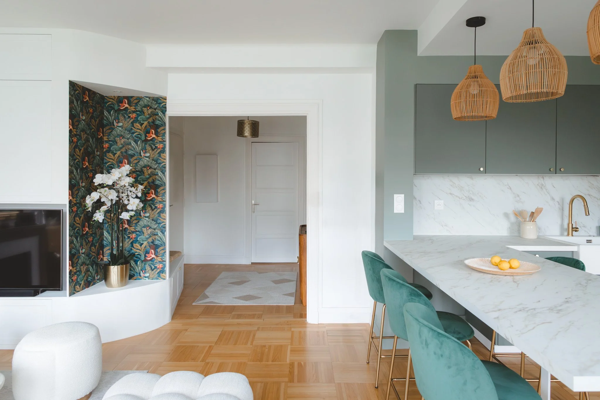 Vue traversante cuisine-salon dans un appartement rénové à Caen. Un aménagement fluide, cohérent et chaleureux réalisé par RIVABEL pour un usage quotidien confortable.