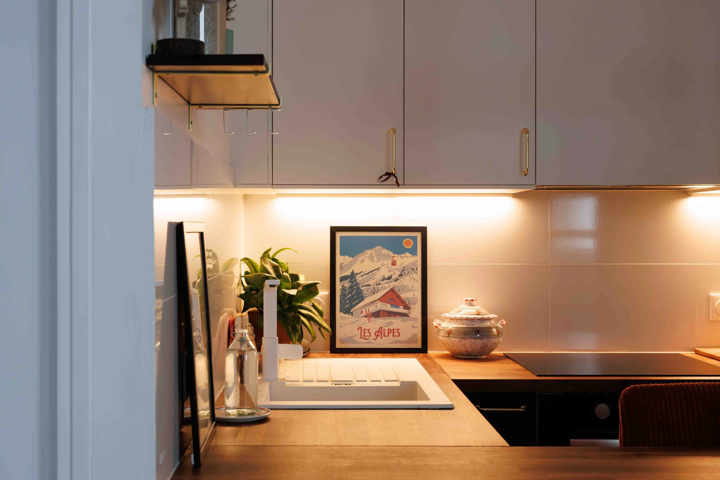 Cuisine contemporaine dans un appartement rénové