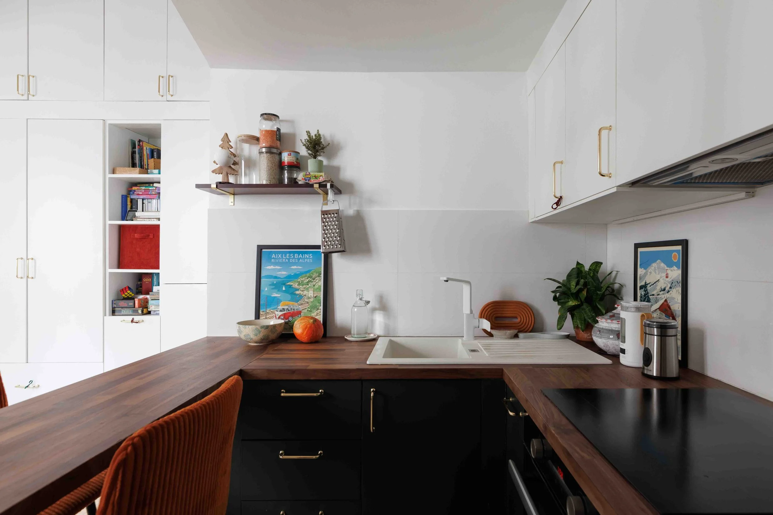 Une cuisine semi sur mesure intégrée sous l'espace mezzanine