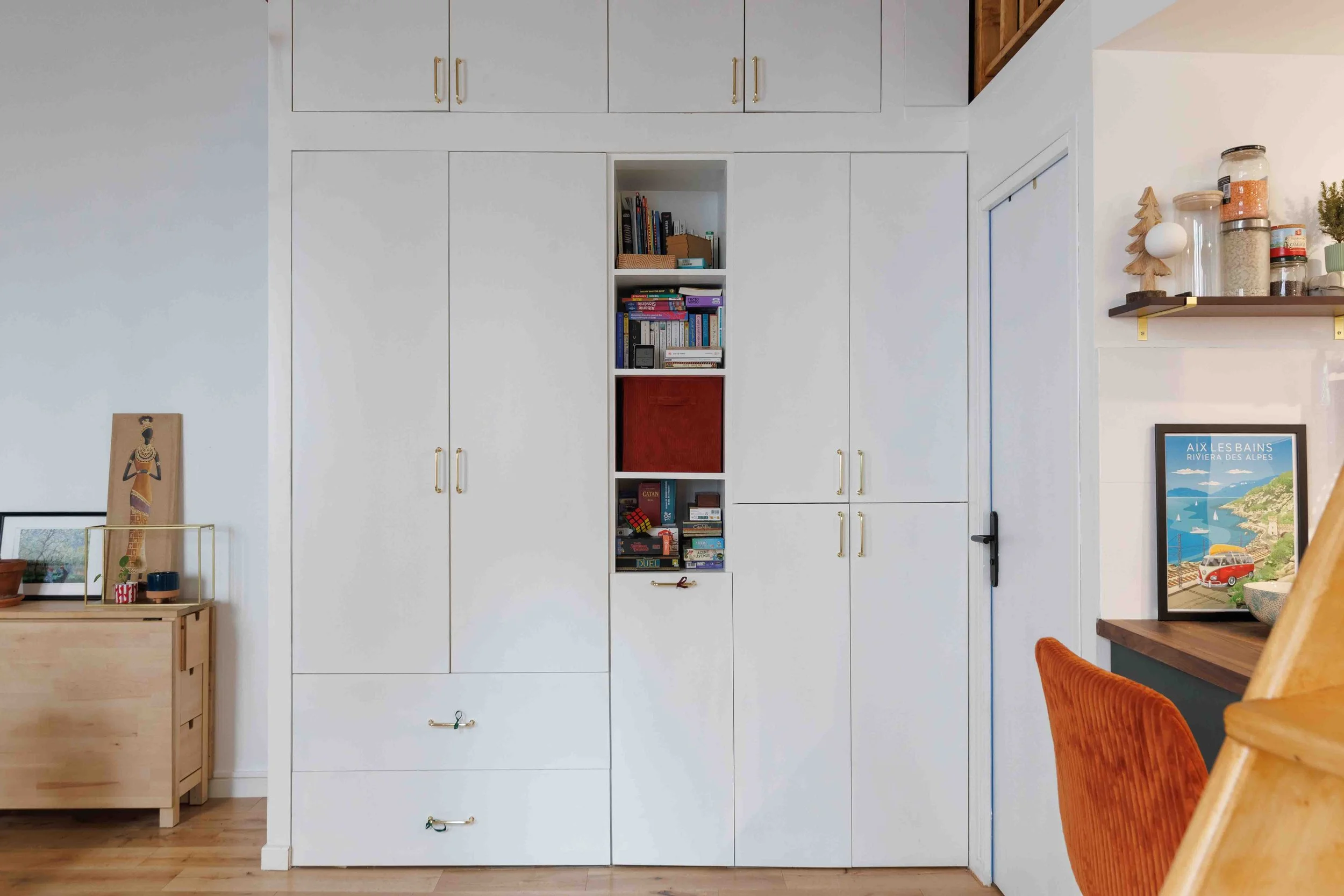 Focus sur les détails de menuiserie sur mesure qui renforcent la chaleur et la cohérence du projet.