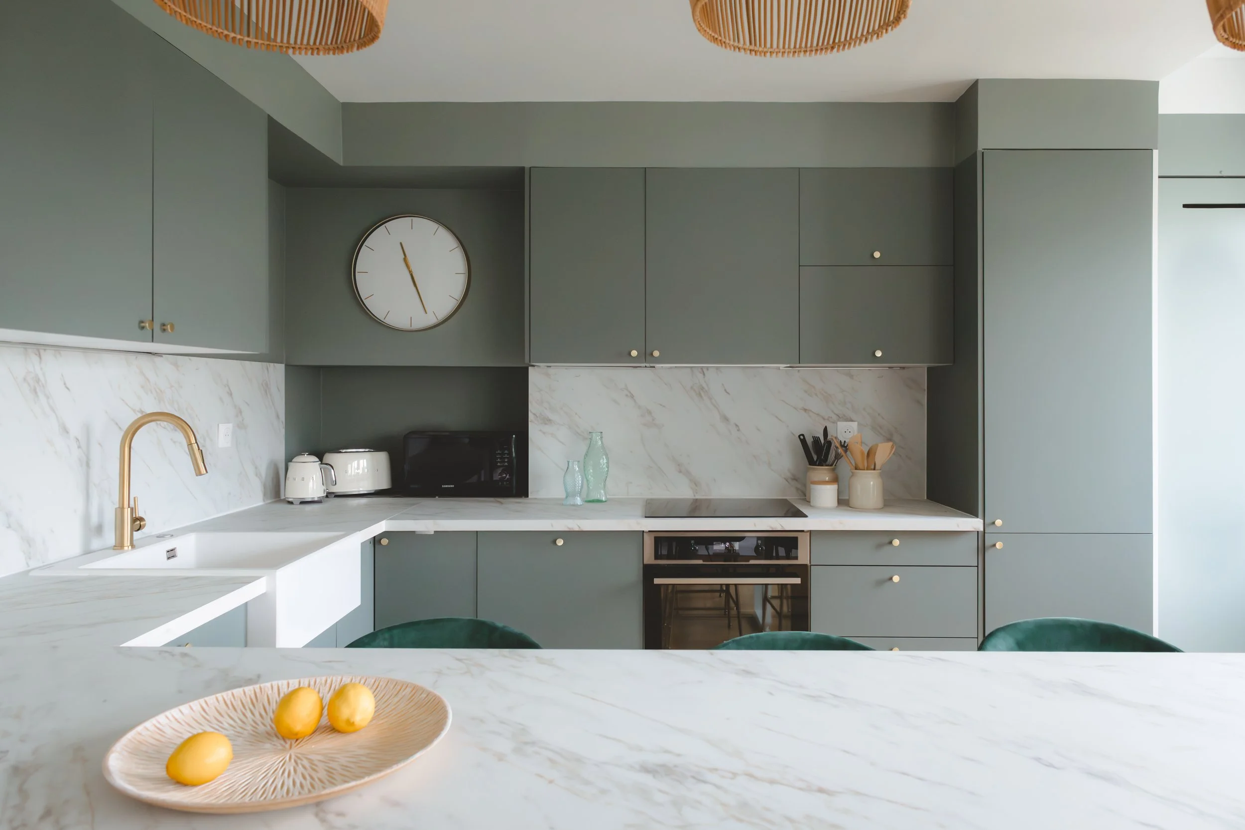 Zoom sur l’îlot central dans une cuisine moderne réalisée à Caen. Un contraste de matériaux chaleureux et design, pensé pour une pièce à vivre fluide et optimisée.