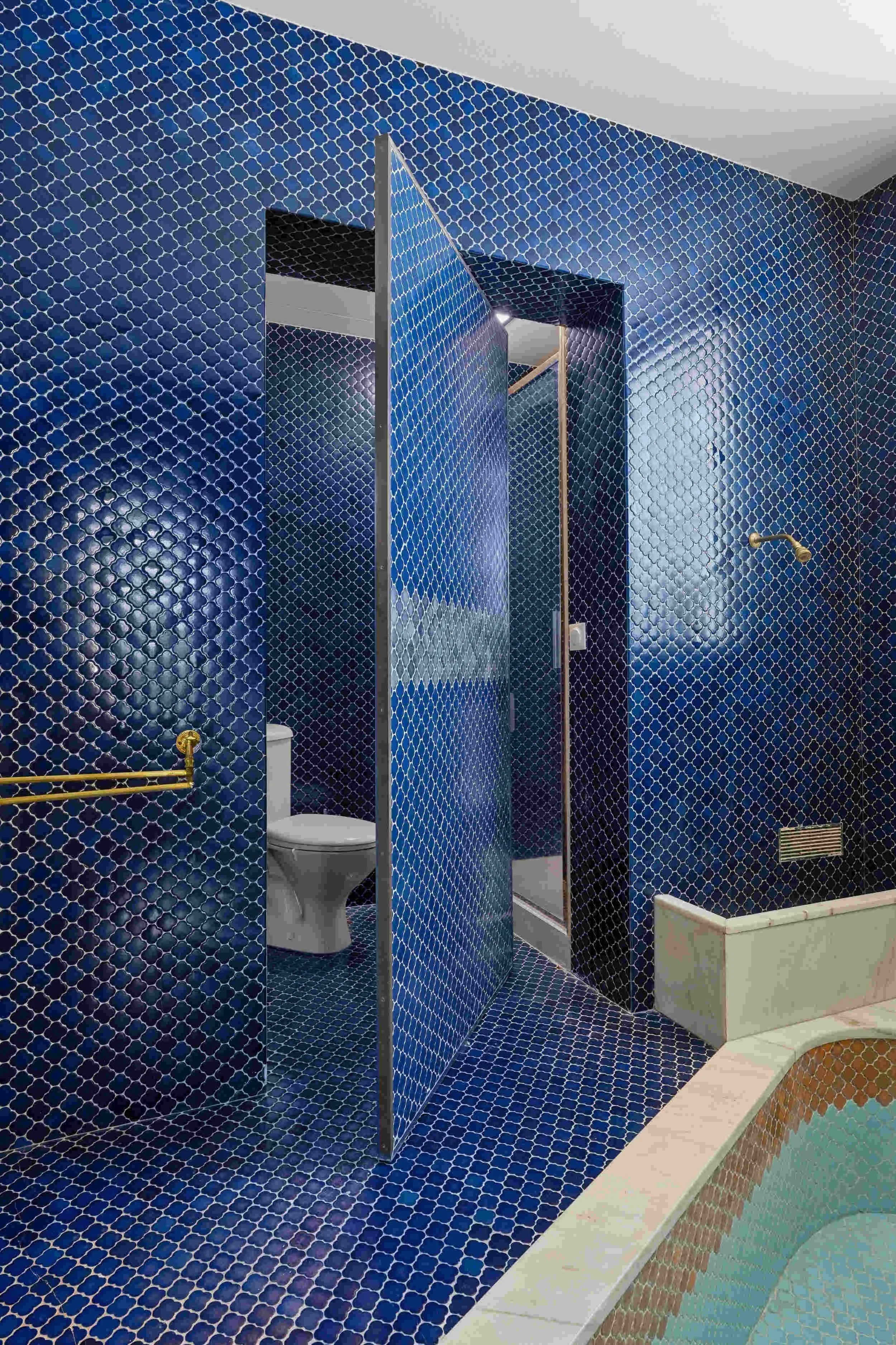 Rénovation d'une salle de bains en mosaïque bleue avec baignoire existante, douche indépendante et WC séparé.
