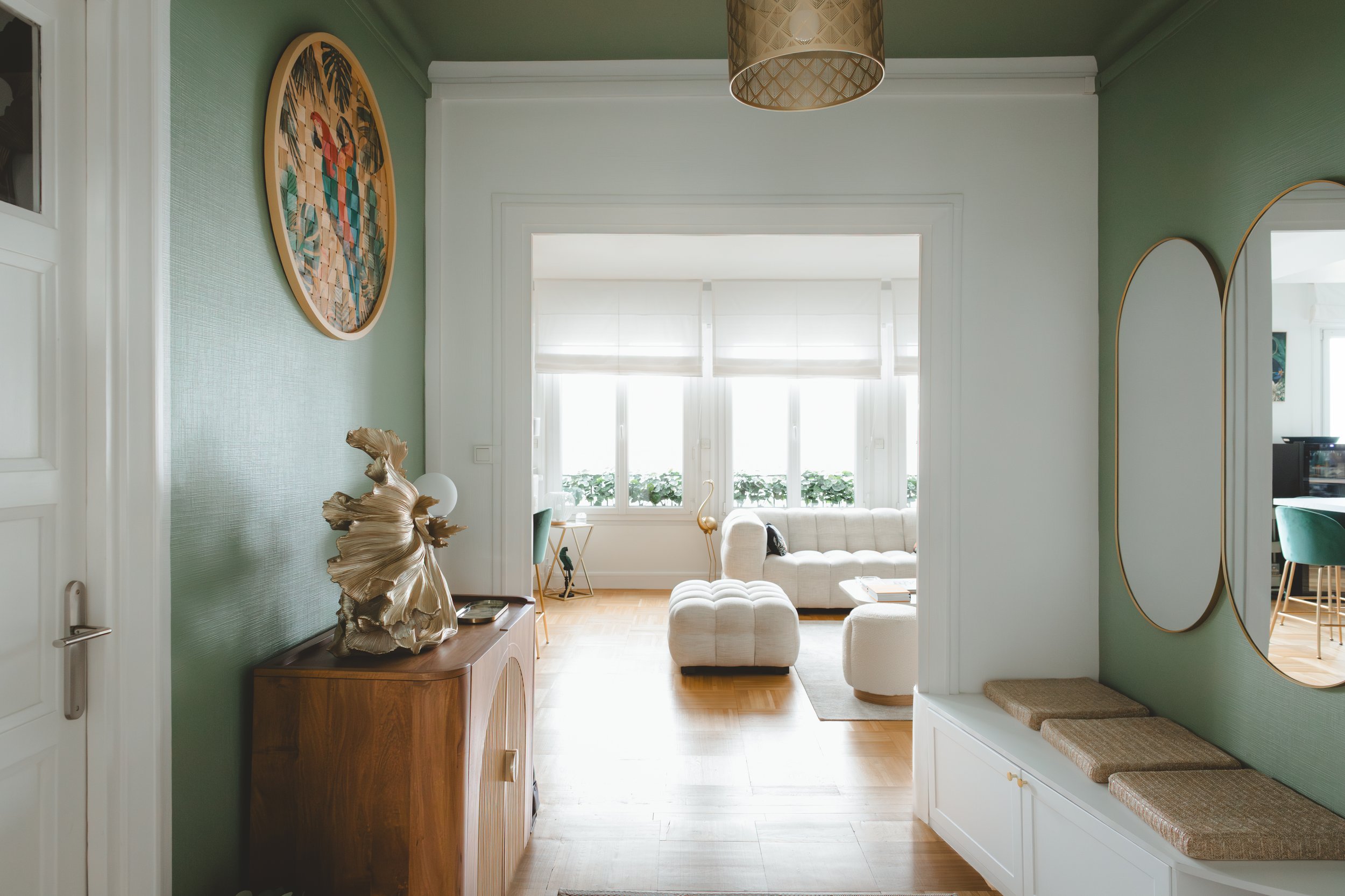 Entrée repensée avec assise intégrée et rangement dissimulé. Aménagement réalisé dans un appartement rénové à Caen pour optimiser chaque m².