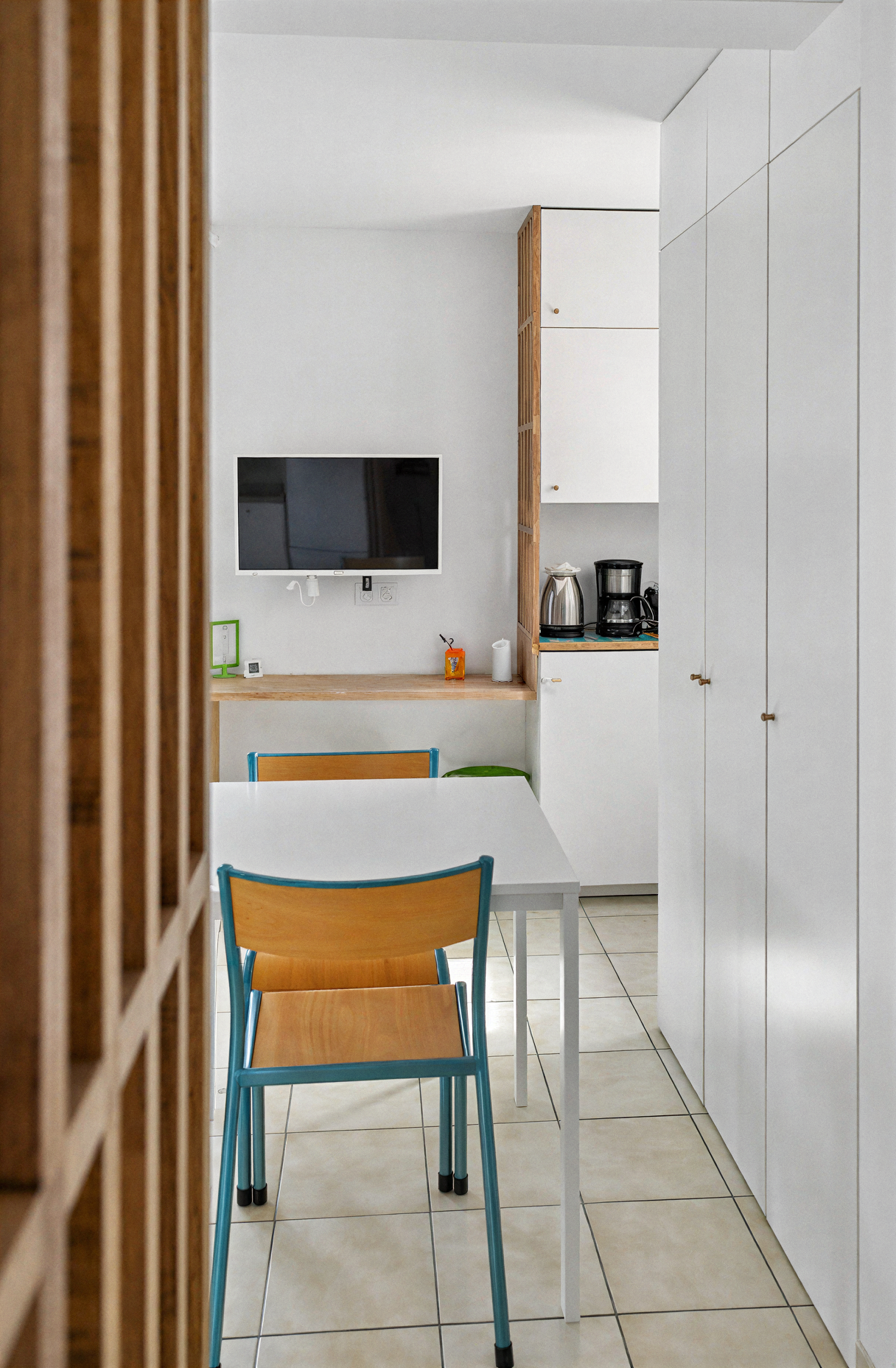 Coin bureau avec rangements et claustra en bois massif