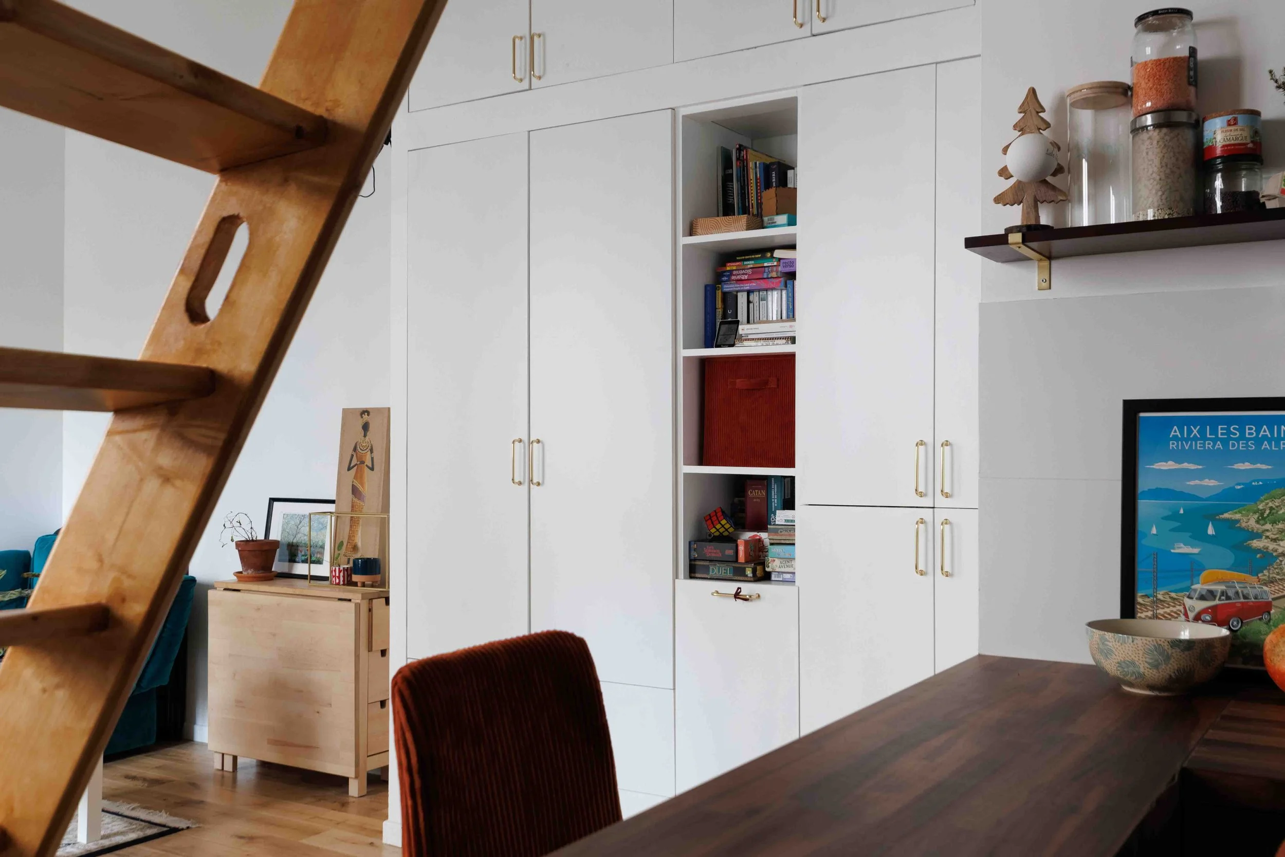 Focus sur les détails de menuiserie sur mesure qui renforcent la chaleur et la cohérence du projet.