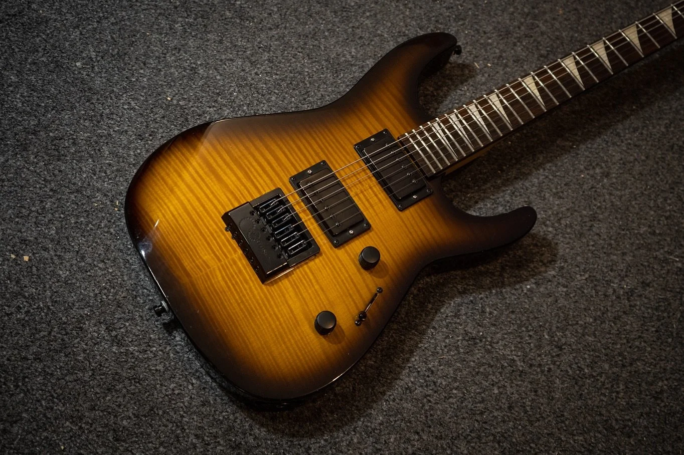 Here&rsquo;s a fun mod project from over the weekend! I modded my friend @jaysonar_ &lsquo;s first ever guitar - a @officialjacksonguitars Dinky from over 13 years ago.

Here are the mods:
 - A custom wound set of humbuckers by @ryansguitarmodshop 
 