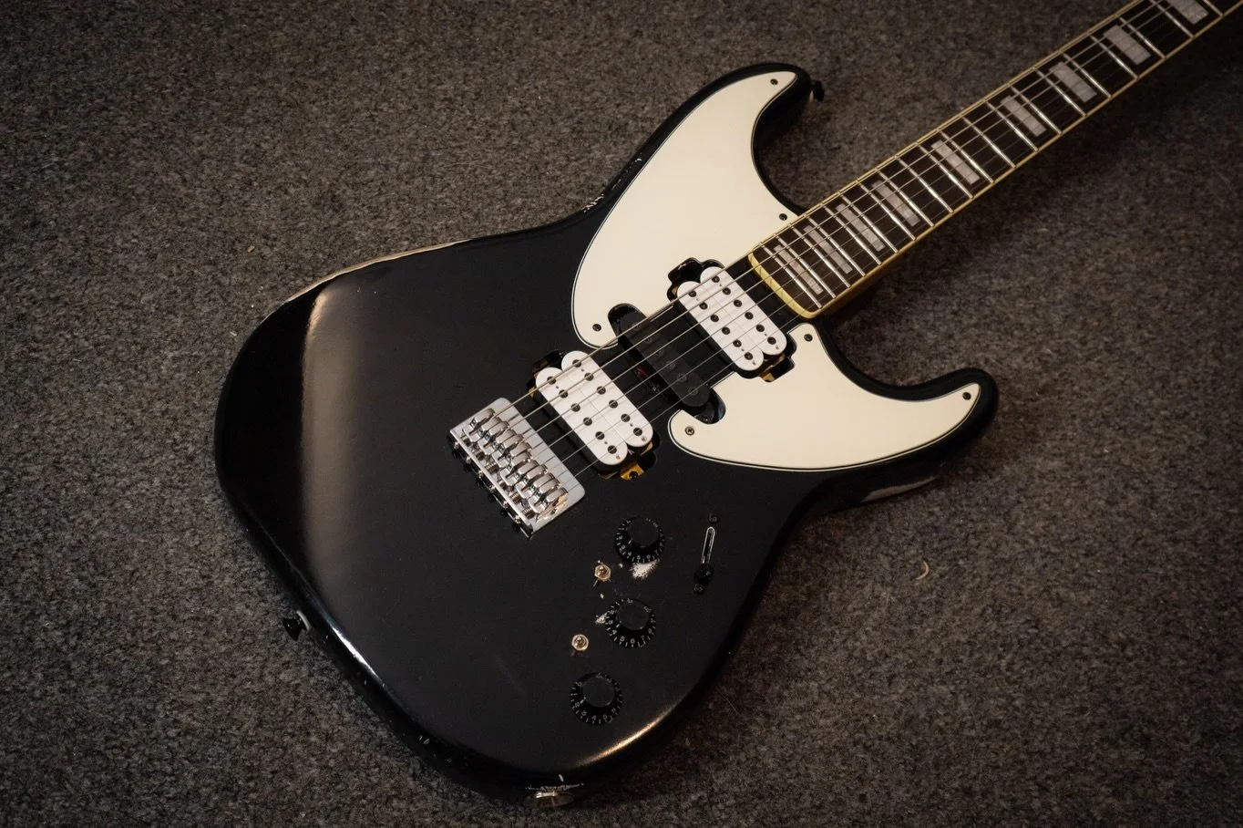 A custom one off made by @house95guitars for @jai_akhurst of @artiomusic in for a Premium Setup just before heading off for tour!

Be sure to check this guitar out in action at their upcoming shows!

#guitar #guitartech #customguitar #artio