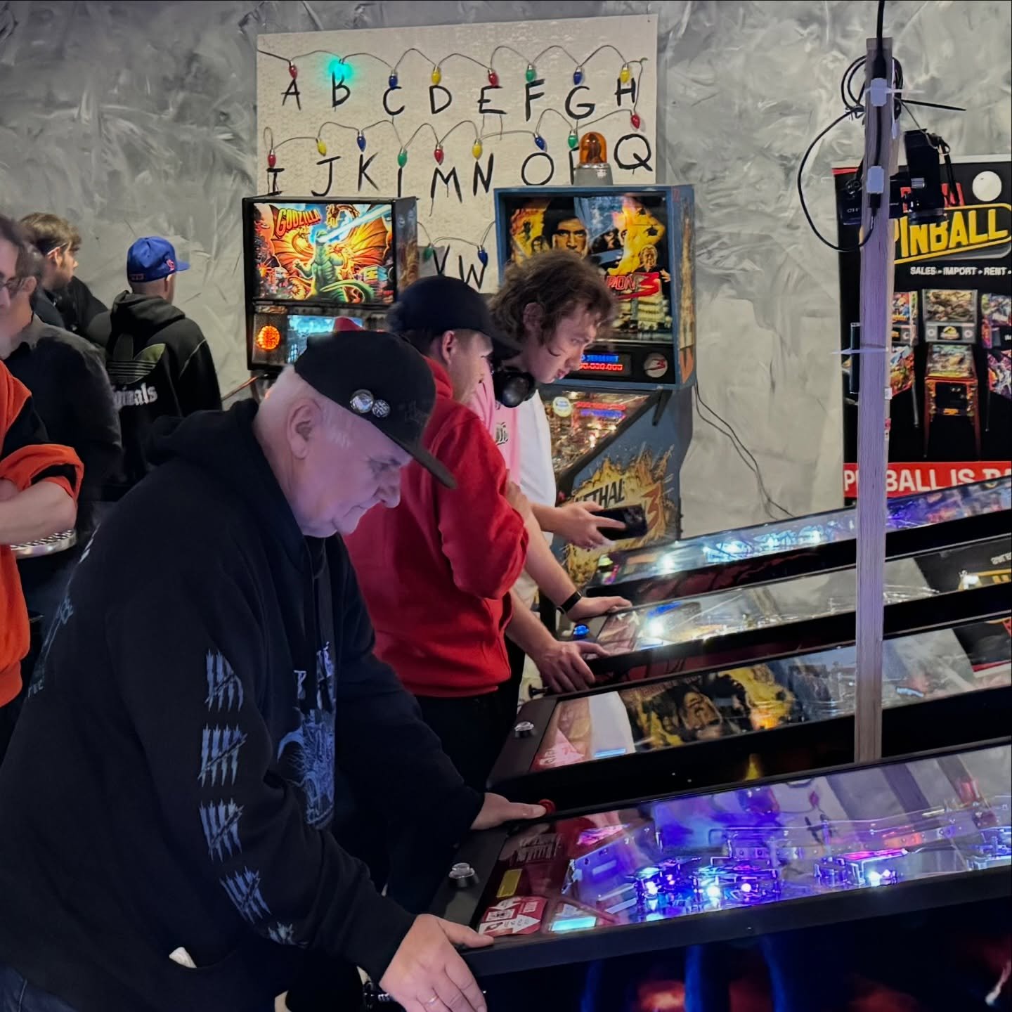 🎄🎅 Pēdējais 2025. gada Pinball pasākums aizvadīts tie&scaron;i pirms Ziemassvētkiem!

Milzīgs paldies visiem pinball entuziastiem, atbalstītājiem un dalībniekiem ❤️

Pirms mēs sākām &scaron;o piedzīvojumu, man &scaron;ķita, ka pinball spēlē&scaron;