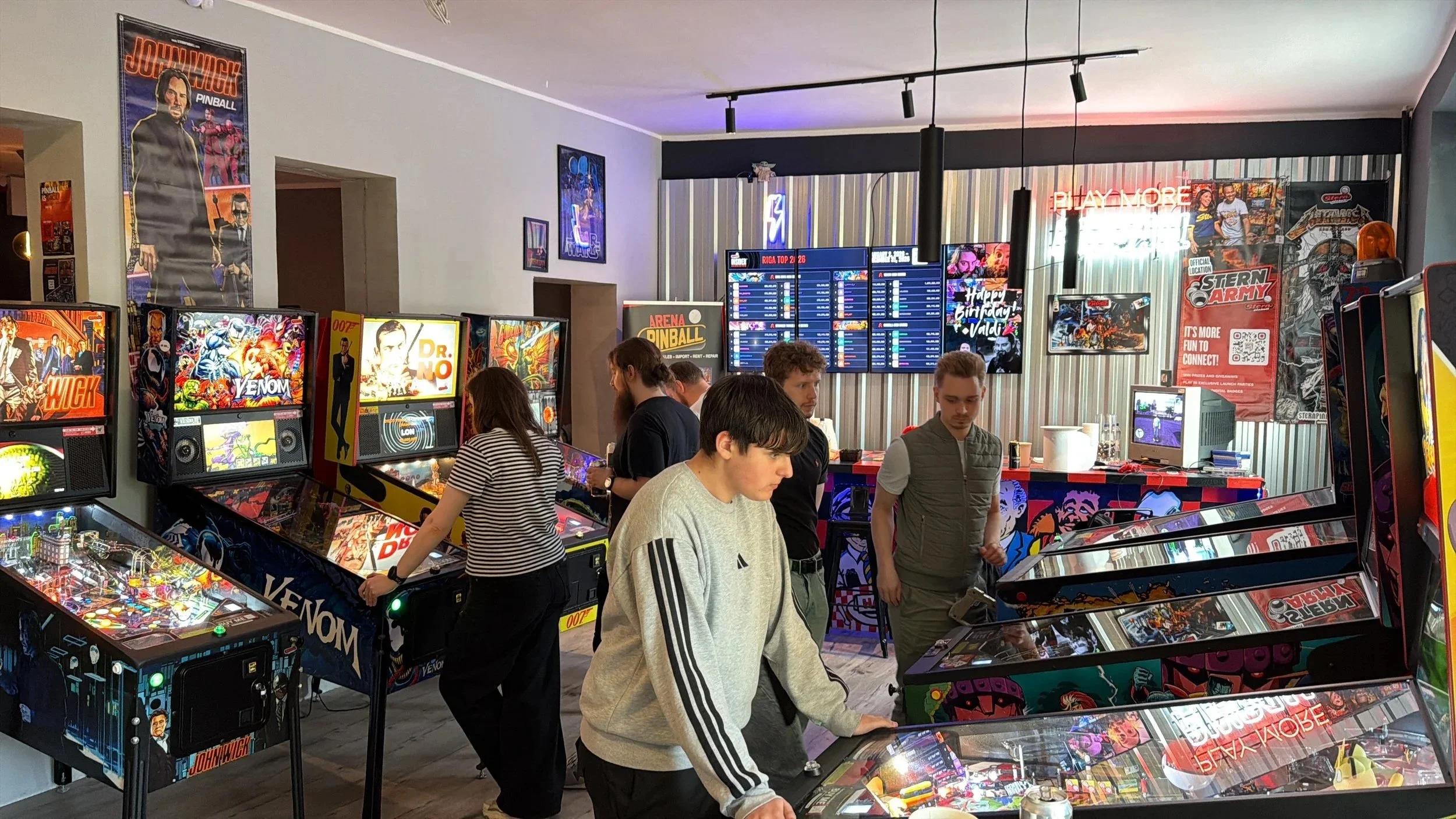 cilveki-spele-pinbolu-pinballarena