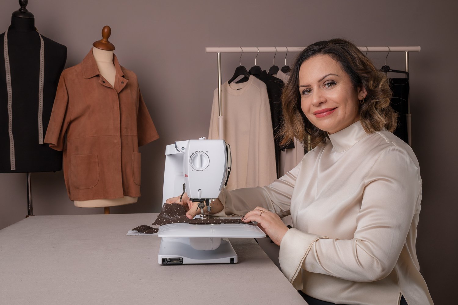 Schneiderin Laida Preni bei Ihrer Arbeit in ihrem Schneideratelier in Oberkirch/Sursee.