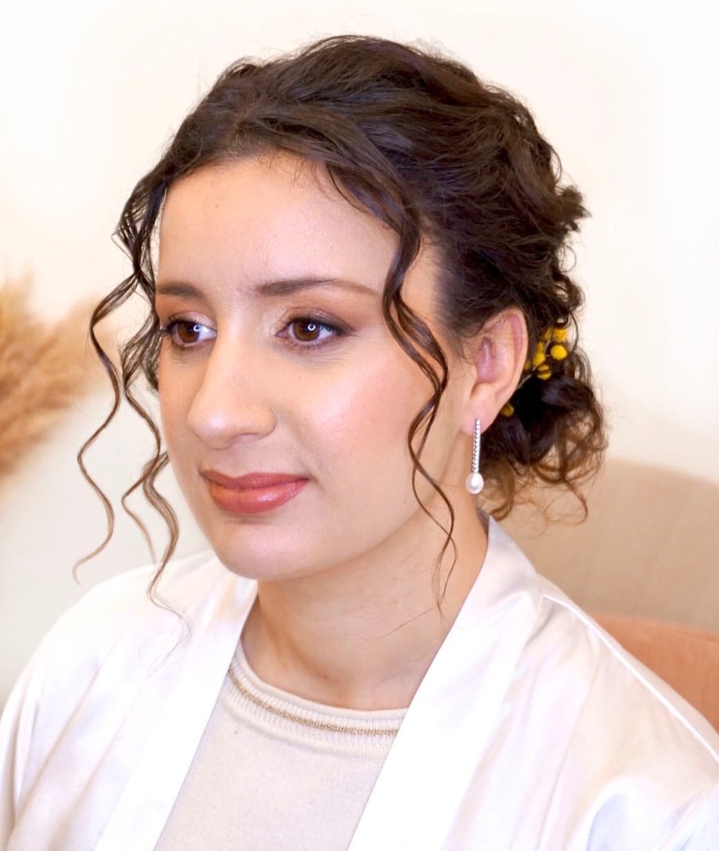 ✨ J&uacute;lia, en su gran d&iacute;a

Apostamos por un maquillaje glamuroso pero sutil, con tonos c&aacute;lidos que aportaban luz y naturalidad al rostro. Quer&iacute;amos resaltar su belleza natural sin recargar✨💘

Ideal para su boda celebrada en