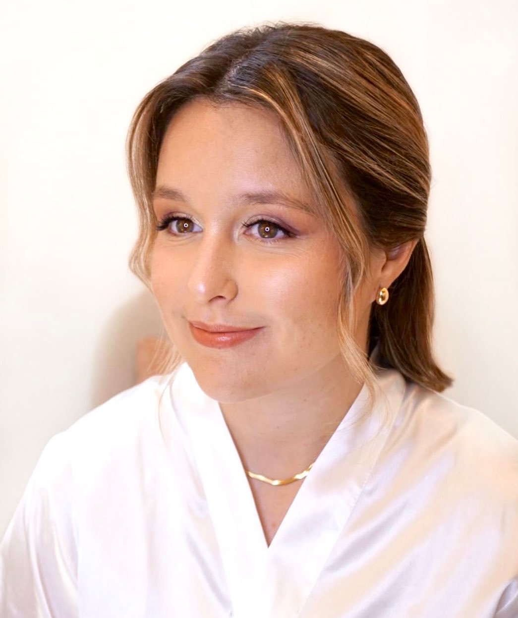 Jenny eligi&oacute; un look rom&aacute;ntico💕 

Sombras en tonos rosados con un punto dorado, pesta&ntilde;as postizas perfectamente integradas que resaltaban su mirada m&aacute;s dulce, tambi&eacute;n hicimos un ligero contorno con colorete y bronc