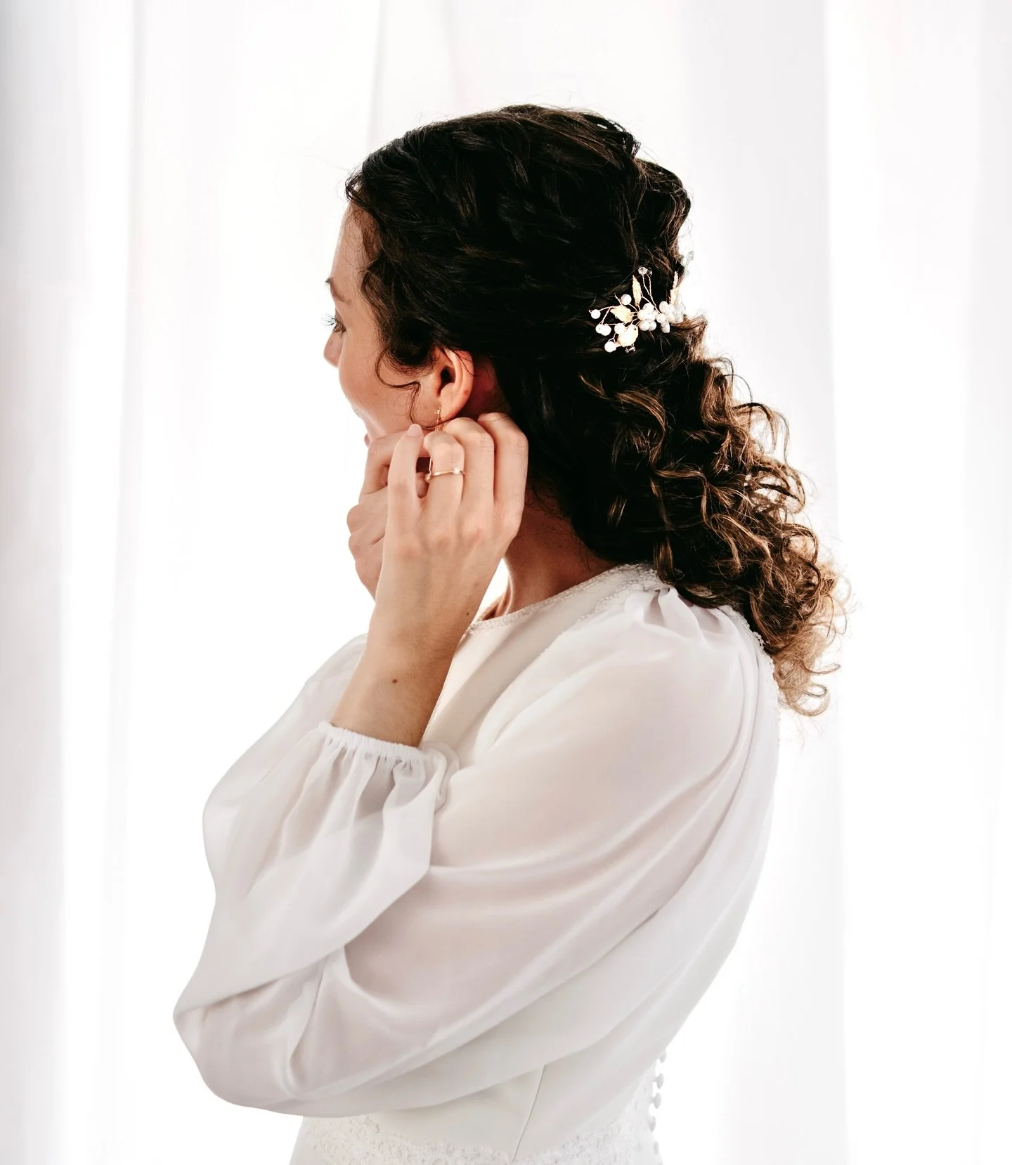 Muchas novias con el pelo rizado me dicen: &ldquo;Quiero llevar mi pelo al natural&hellip; pero me da miedo el frizz que pueda salir durante el d&iacute;a de la boda.&rdquo;🤎

Con el cabello rizado, la clave est&aacute; en definir bien la forma, apl