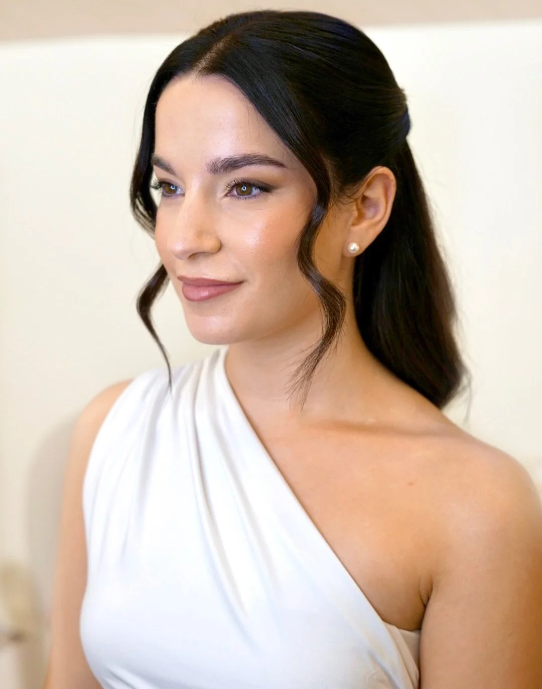 Delicado, elegante y extremadamente pulido&hellip; as&iacute; definir&iacute;a este look de Novia✨🤍

Un bonito look de inspiraci&oacute;n para futuras novias que buscan sofisticaci&oacute;n y naturalidad😍

He disfrutado much&iacute;simo creando est