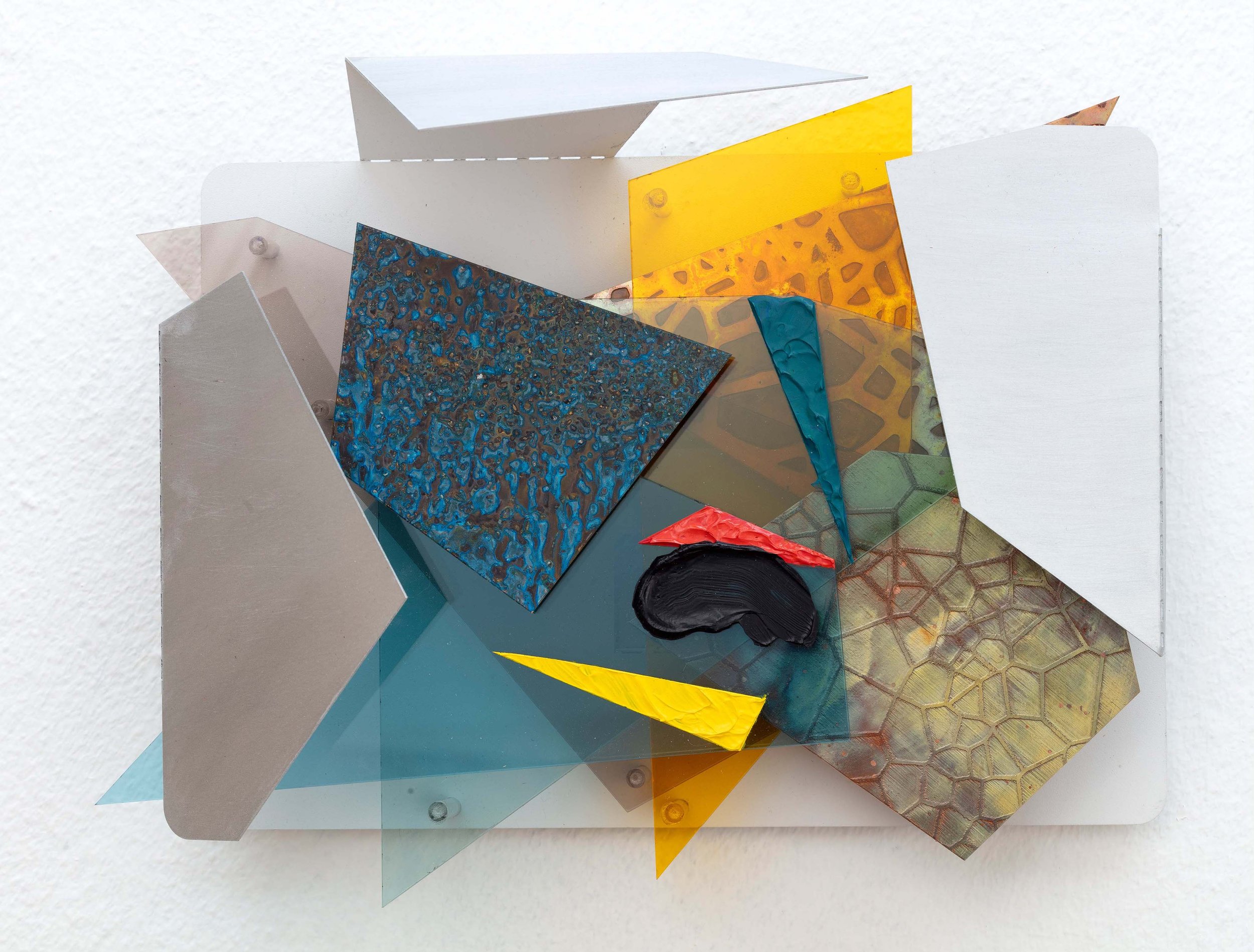 Com-plicare I, 2024. Laser-cut aluminium and acrylic, patinated and/or etched copper and brass, acrylic and aerosol paint - 26 x 33 x 9 cm.