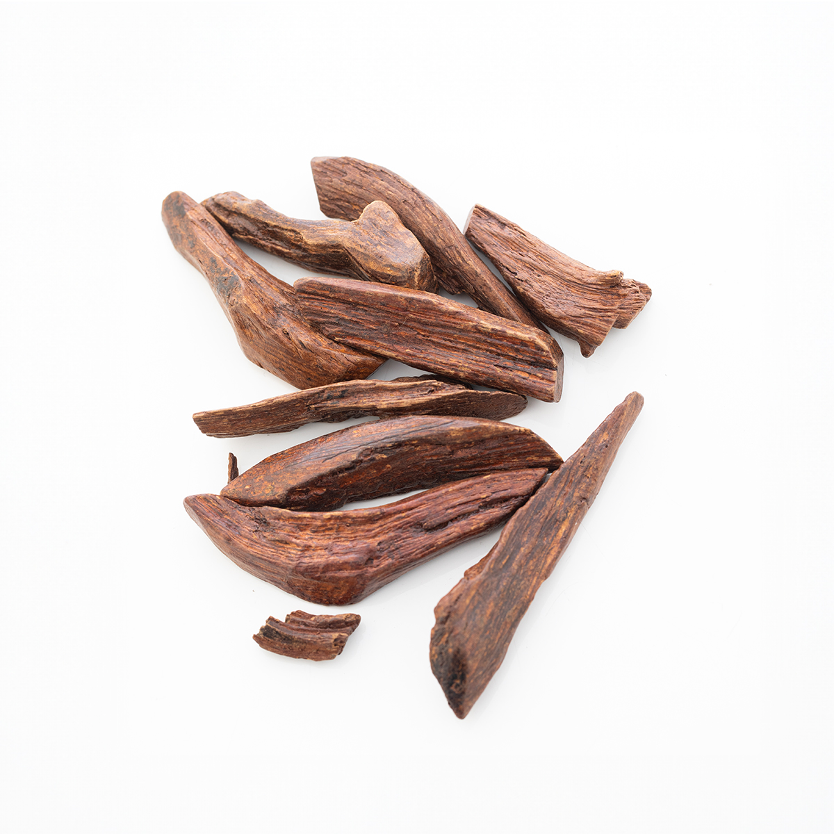 Arabian Oud Oud 650 chips 30g on white background, natural oud bakhoor UK